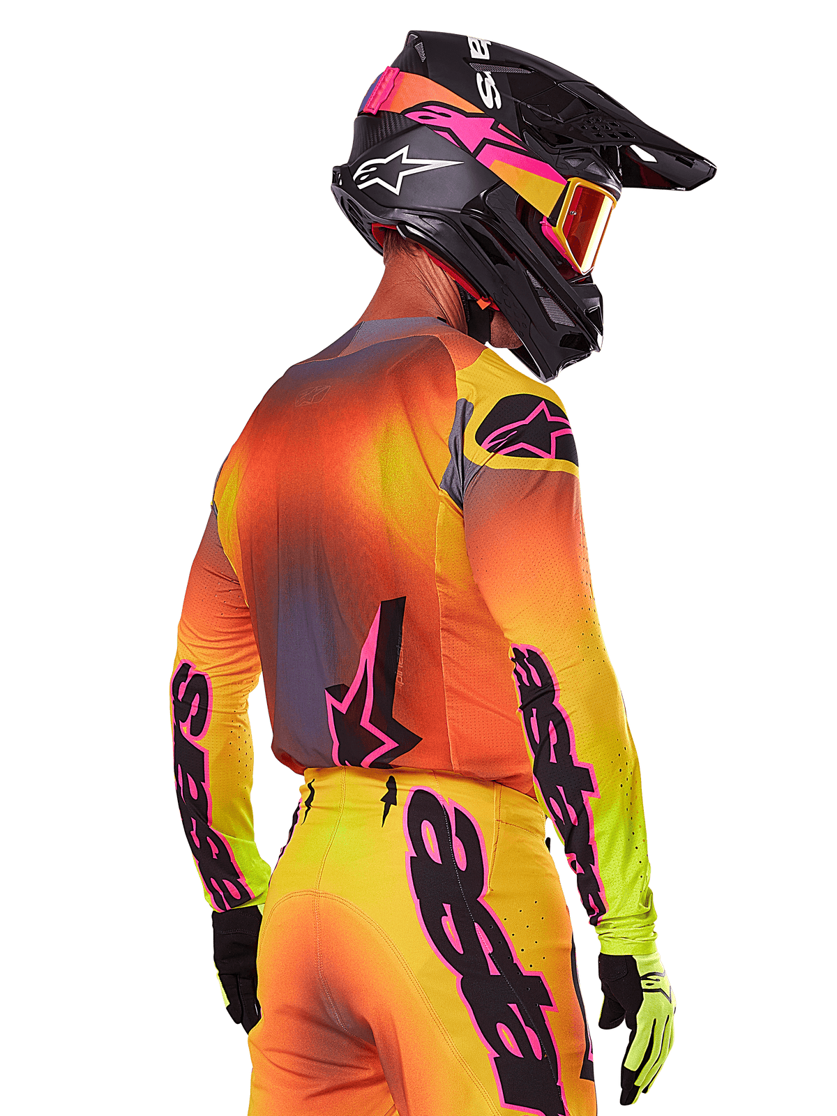 Pilota di motocross visto da una prospettiva posteriore-laterale con il set Alpinestars 2025 Supertech Lipan, caratterizzato da un gradiente giallo, arancione e rosso con branding nero e rosa, casco nero con accenti rosa e maschera arancione, abbigliamento professionale per gare off-road.