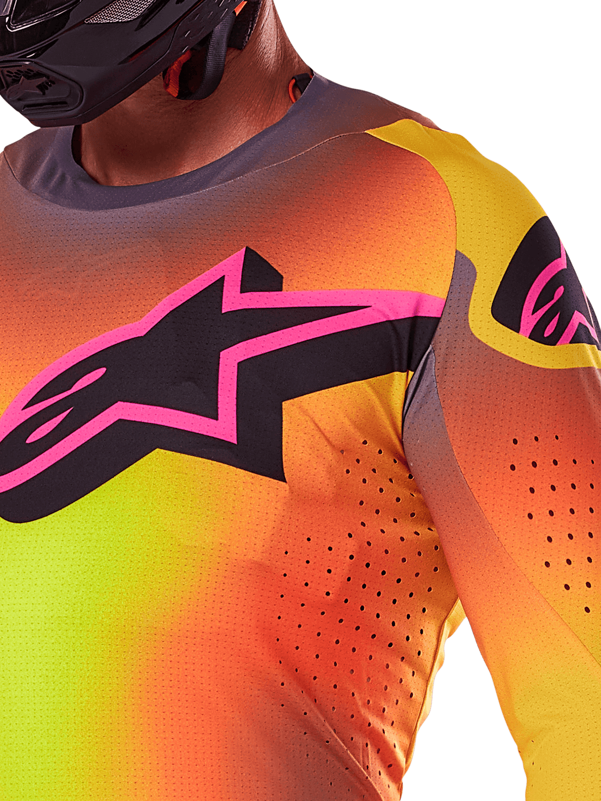 Primo piano della maglia Alpinestars Supertech Lipan 2025 in giallo e rosa, caratterizzata da un vivace design sfumato, un grande logo a stella nero con bordo rosa sul petto e perforazioni tagliate al laser visibili per un flusso d'aria ottimizzato.