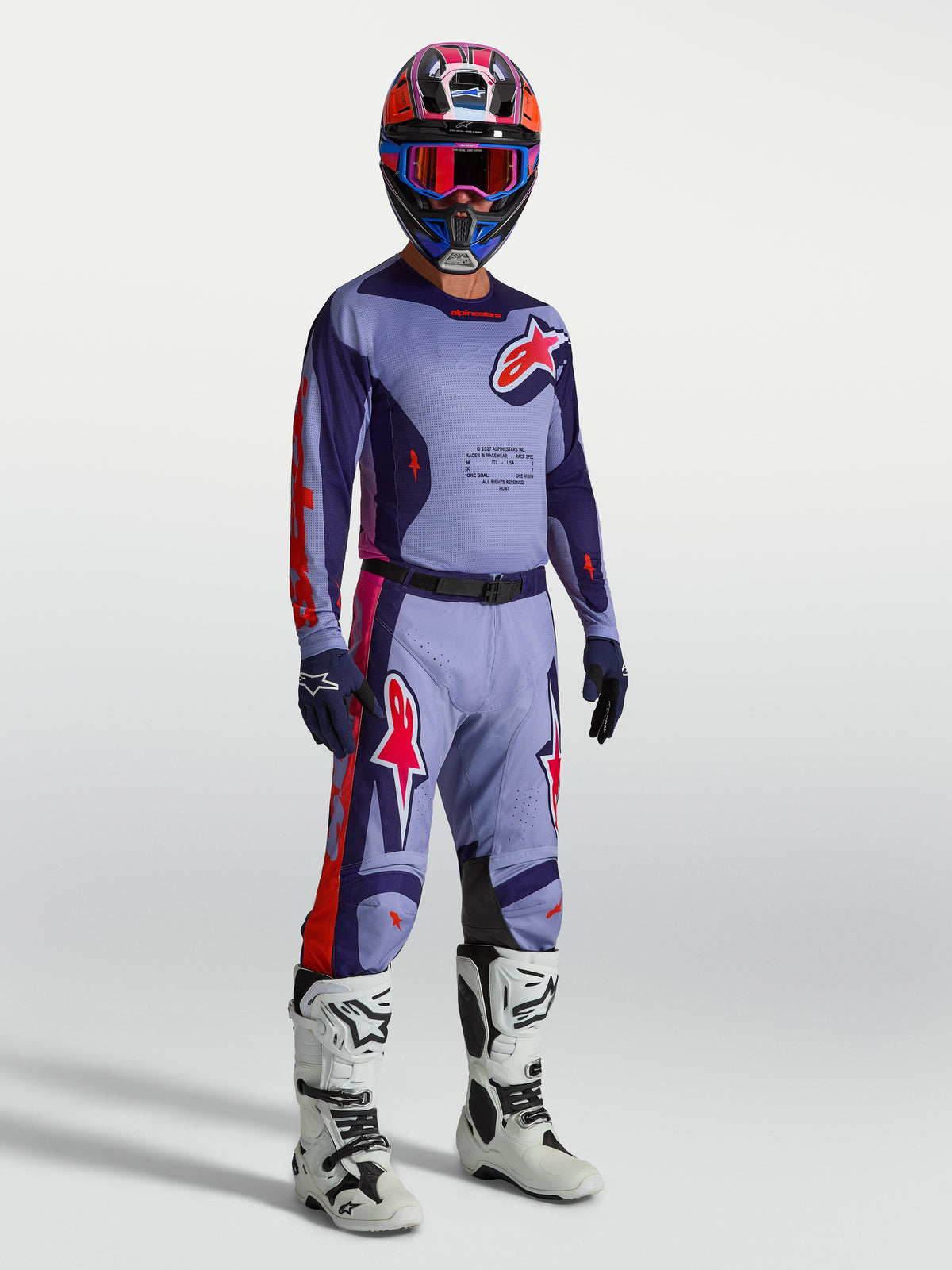 Alpinestars Racer Air Hunt JGear Set, completo motocross viola e rosso con maglia ventilata, pantaloni coordinati e stivali bianchi, abbigliamento tecnico per gare MX e off-road.
