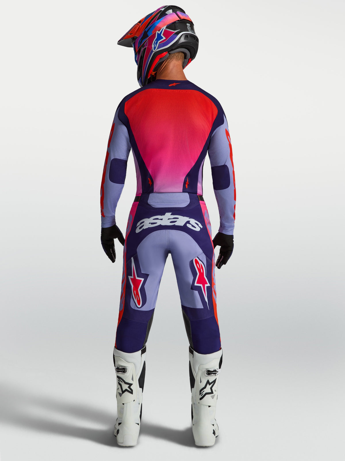 Alpinestars Racer Air Hunt JGear Set, completo motocross ventilato viola e rosso, vista posteriore su pilota