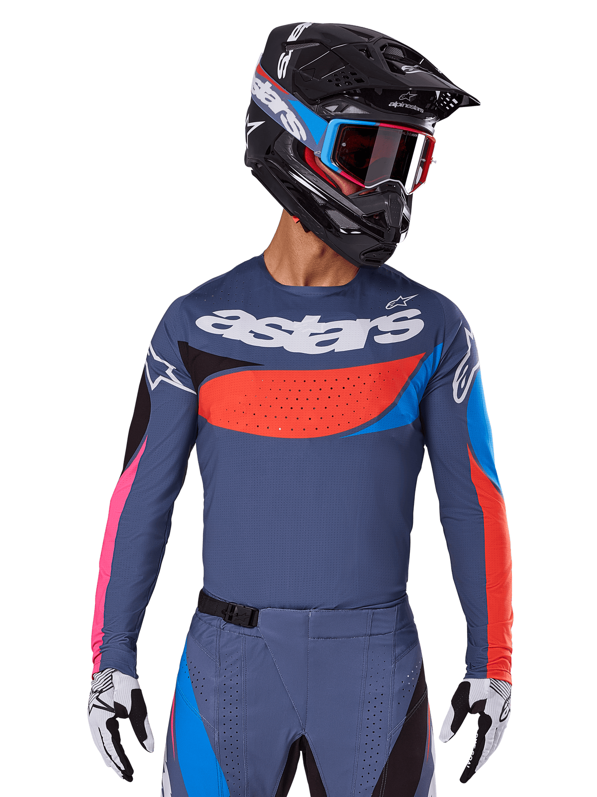 Alpinestars maglia Techstar Dreem 2025, maglia da motocross, grigio con accenti blu, rossi e rosa, con perforazioni laser e grande logo sul petto, indossata con pantaloni coordinati e casco da gara nero