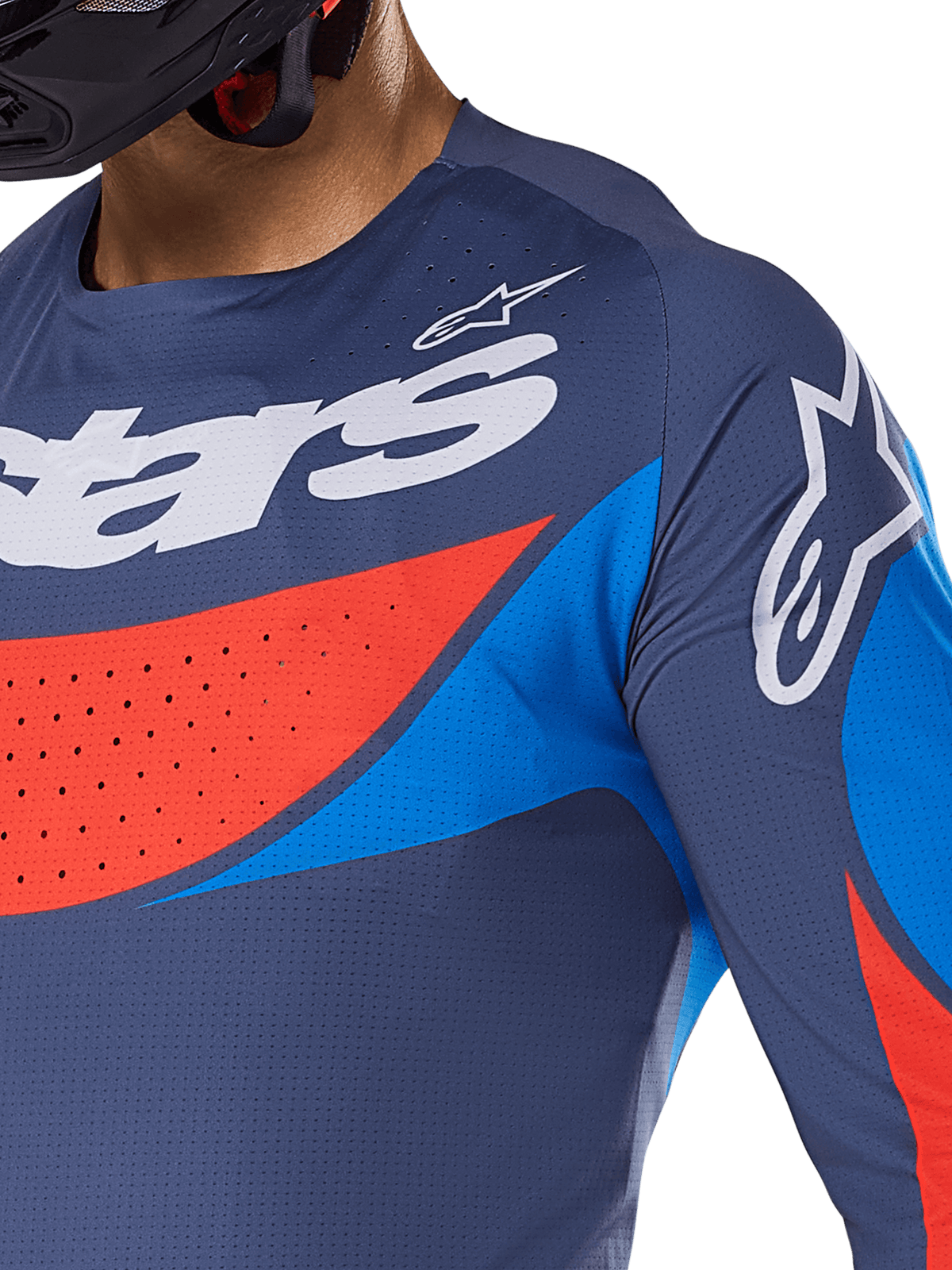 Primo piano della maglia Alpinestars Techstar Dreem 2025, blu navy con vivaci accenti blu e arancione, branding Alpinestars bianco su petto e spalla, con perforazioni tagliate al laser per la ventilazione