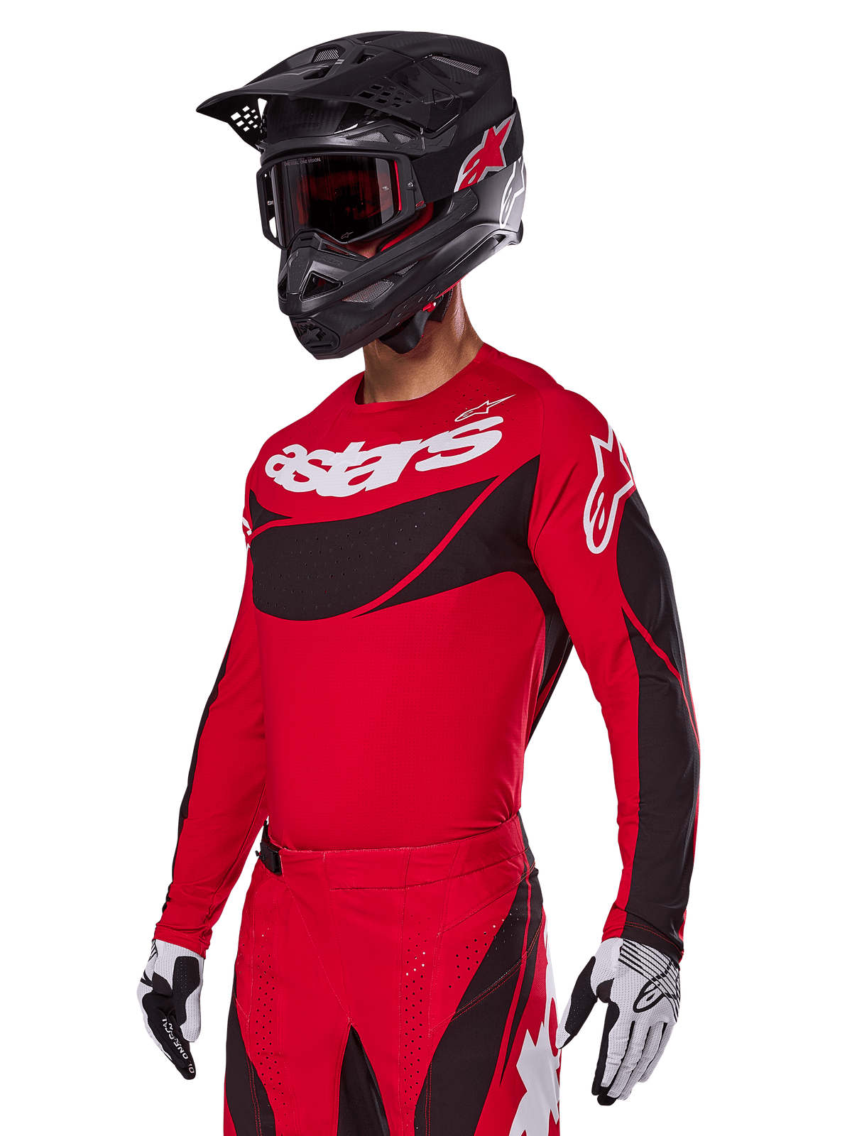 Set completo Alpinestars Techstar Dreem 2025, maglia e pantaloni da motocross rossi con accenti neri e bianchi, indossati con casco e occhiali neri, guanti bianchi e neri, con logo 'astars' in evidenza, progettato per gare off-road ad alte prestazioni