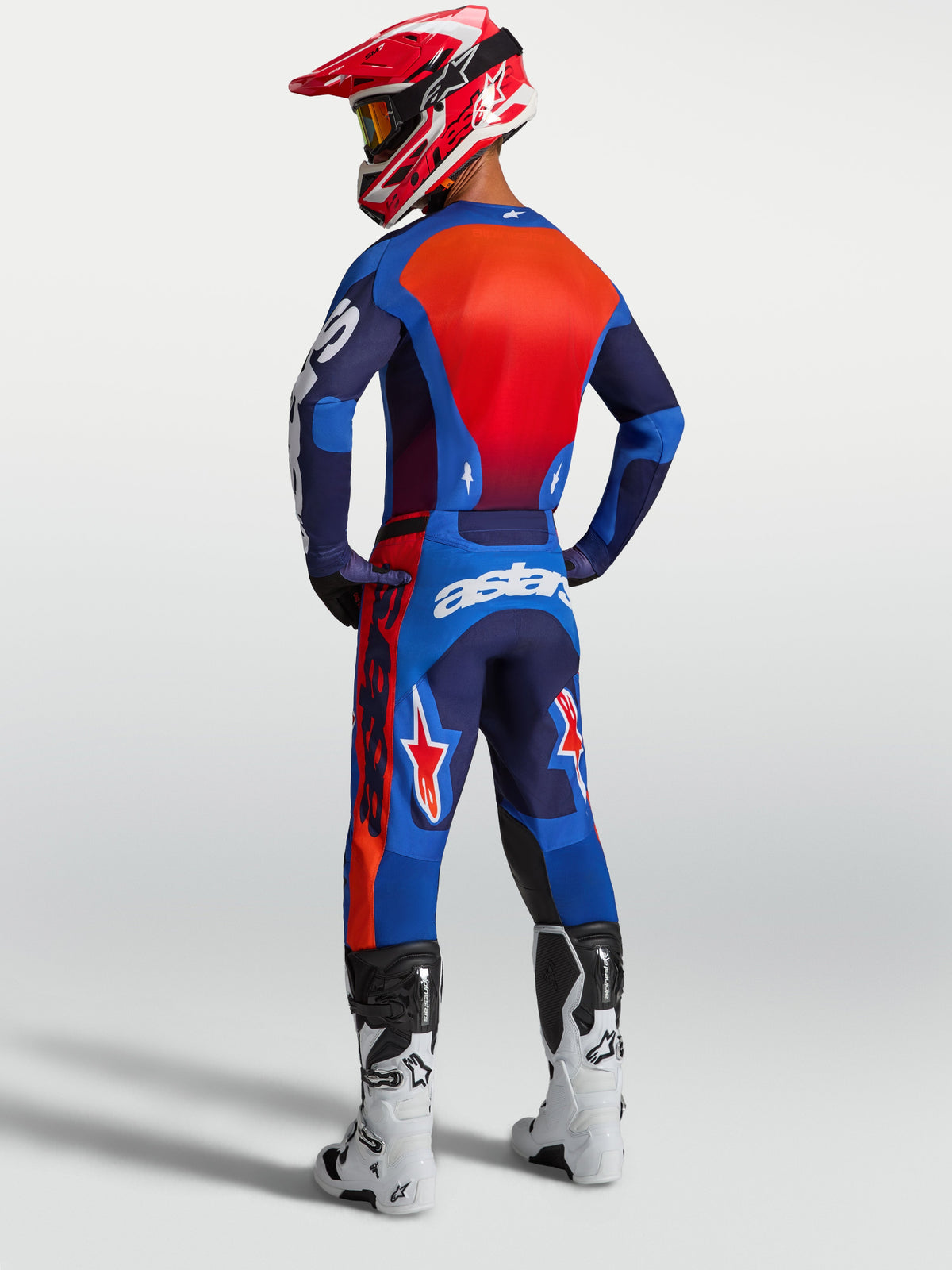 Alpinestars Racer Hunt Gear Set, completo da motocross blu e rosso, vista posteriore di un pilota con maglia e pantaloni traspiranti race fit