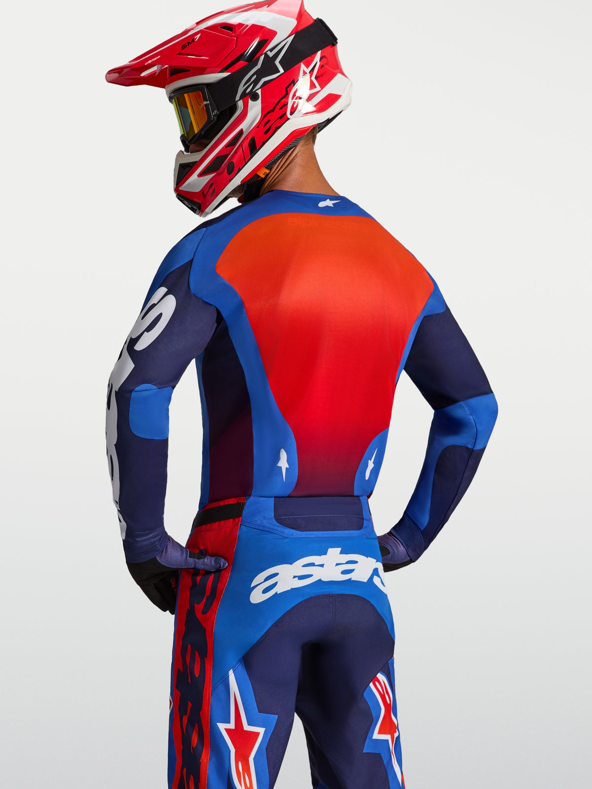 Alpinestars Maglia Racer Hunt, maglia motocross da uomo blu e rossa, vista posteriore con vestibilità ergonomica race fit.