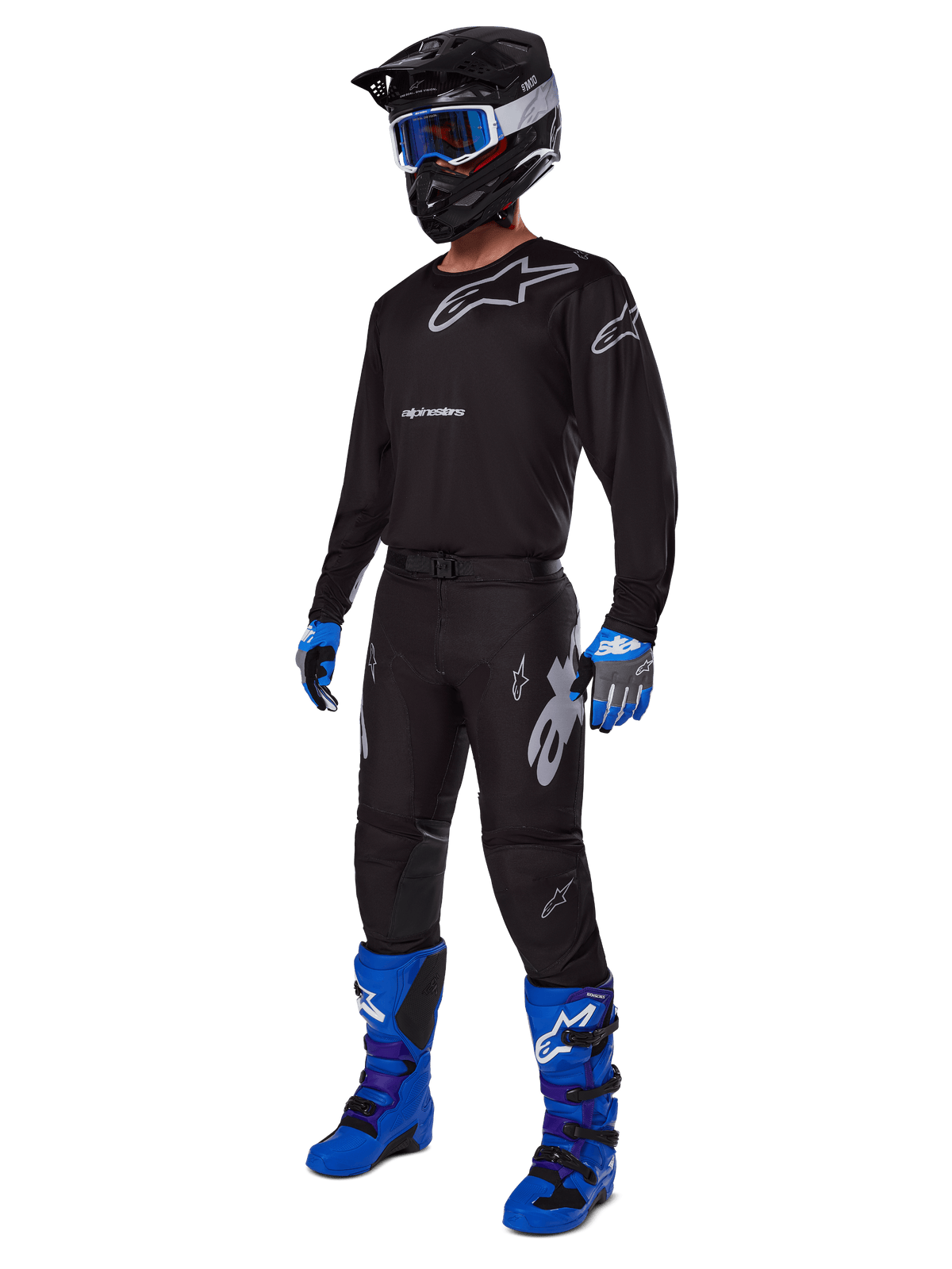 Set completo motocross Alpinestars Racer Graphite 2025, outfit completo da motocross, maglia e pantaloni neri e grigi con loghi argento, casco nero con occhiali a lenti blu, guanti blu e neri, stivali blu brillante, equipaggiamento professionale per gare fuoristrada