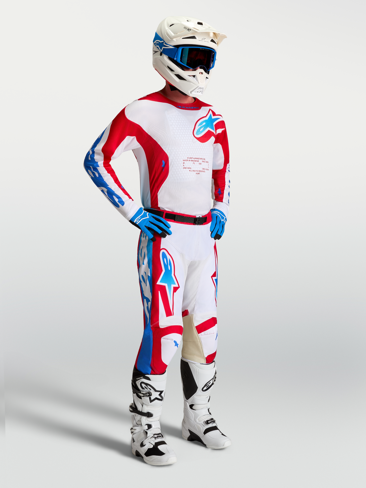 Alpinestars Maglia Racer Hunt, maglia da motocross da uomo, bianca, rossa e blu, in tessuto tecnico traspirante, indossata con completo MX
