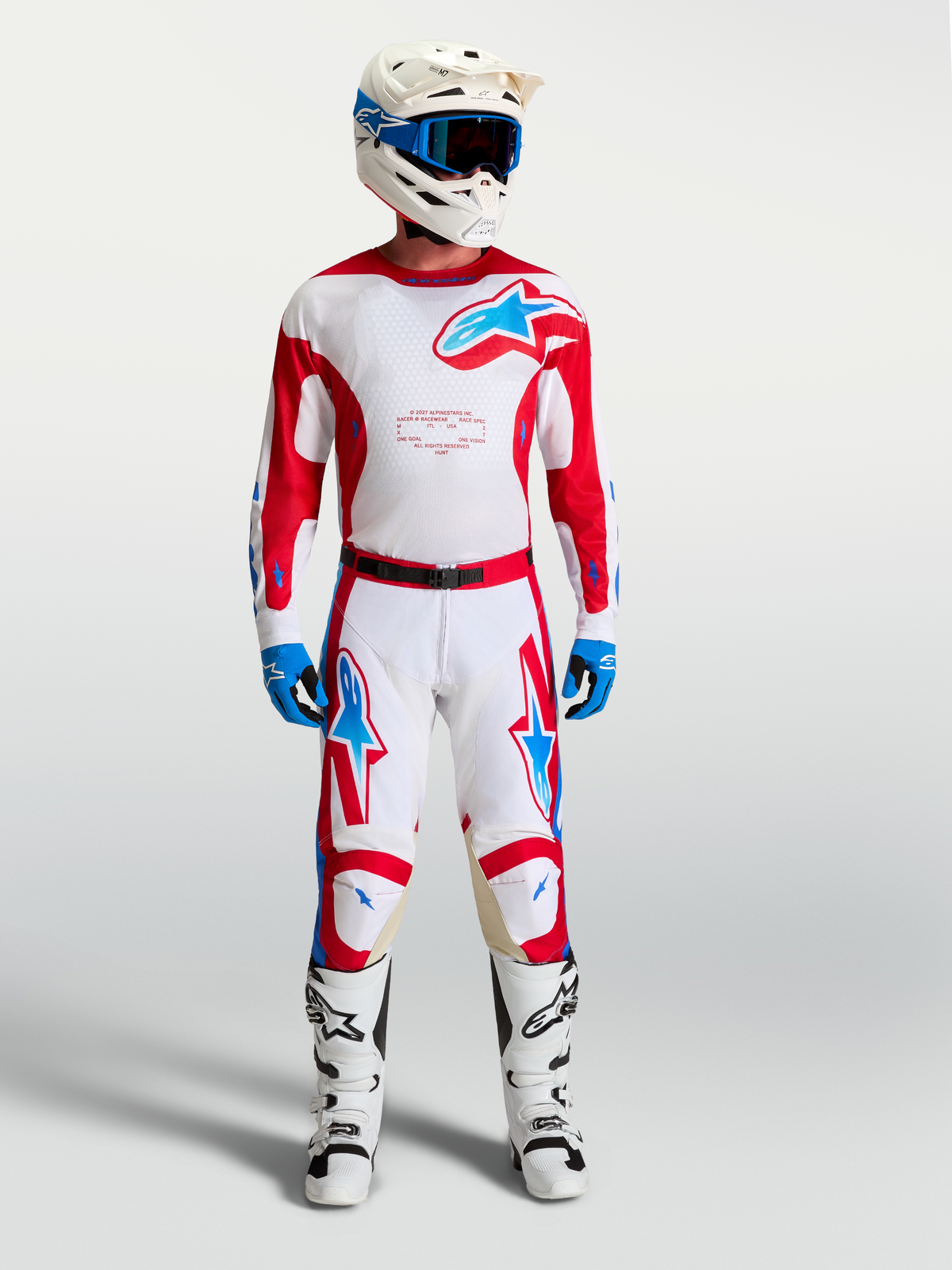 Alpinestars Maglia Racer Hunt, completo motocross da uomo, bianco e rosso con accenti blu, maglia tecnica leggera e traspirante con pantaloni e stivali coordinati per off-road e MX.