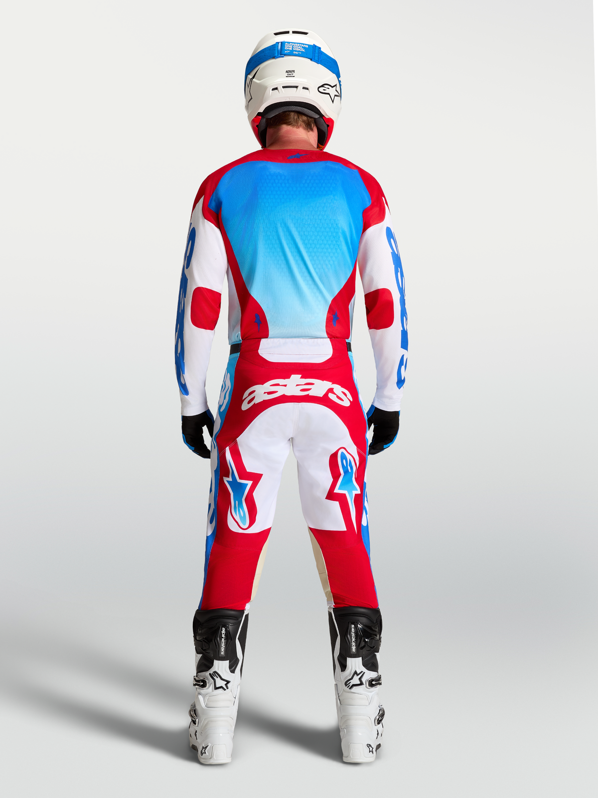 Alpinestars Maglia Racer Hunt, maglia da motocross uomo, rosso, bianco e blu, traspirante, vista posteriore su modello.