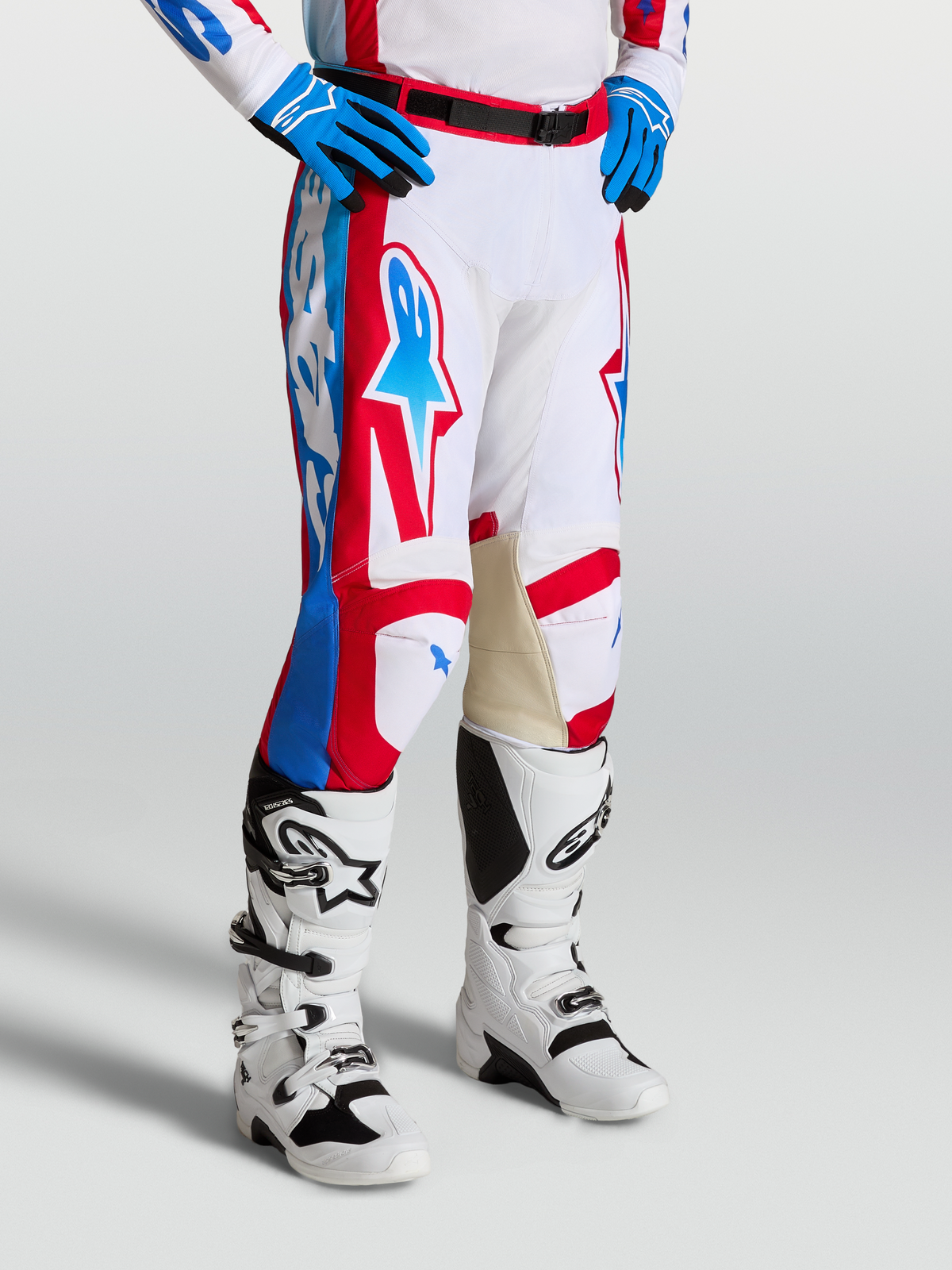 Alpinestars Pantaloni Racer Hunt, pantaloni motocross da uomo, colore bianco, rosso e blu, con gambe pre-curvate e ginocchia interne in pelle rinforzata.