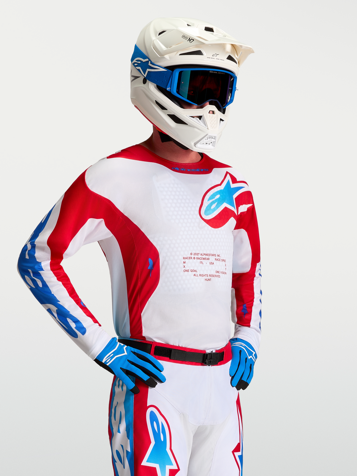 Alpinestars Maglia Racer Hunt, maglia da motocross da uomo, bianca e rossa con dettagli blu, in tessuto tecnico traspirante, ideale per off-road e competizioni