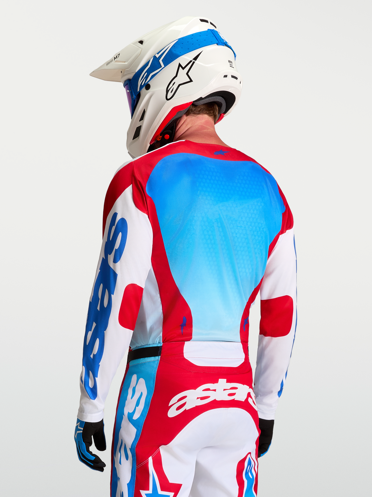 Alpinestars Maglia Racer Hunt, maglia motocross uomo, bianca, rossa e blu, vista posteriore con pannelli in rete traspirante.