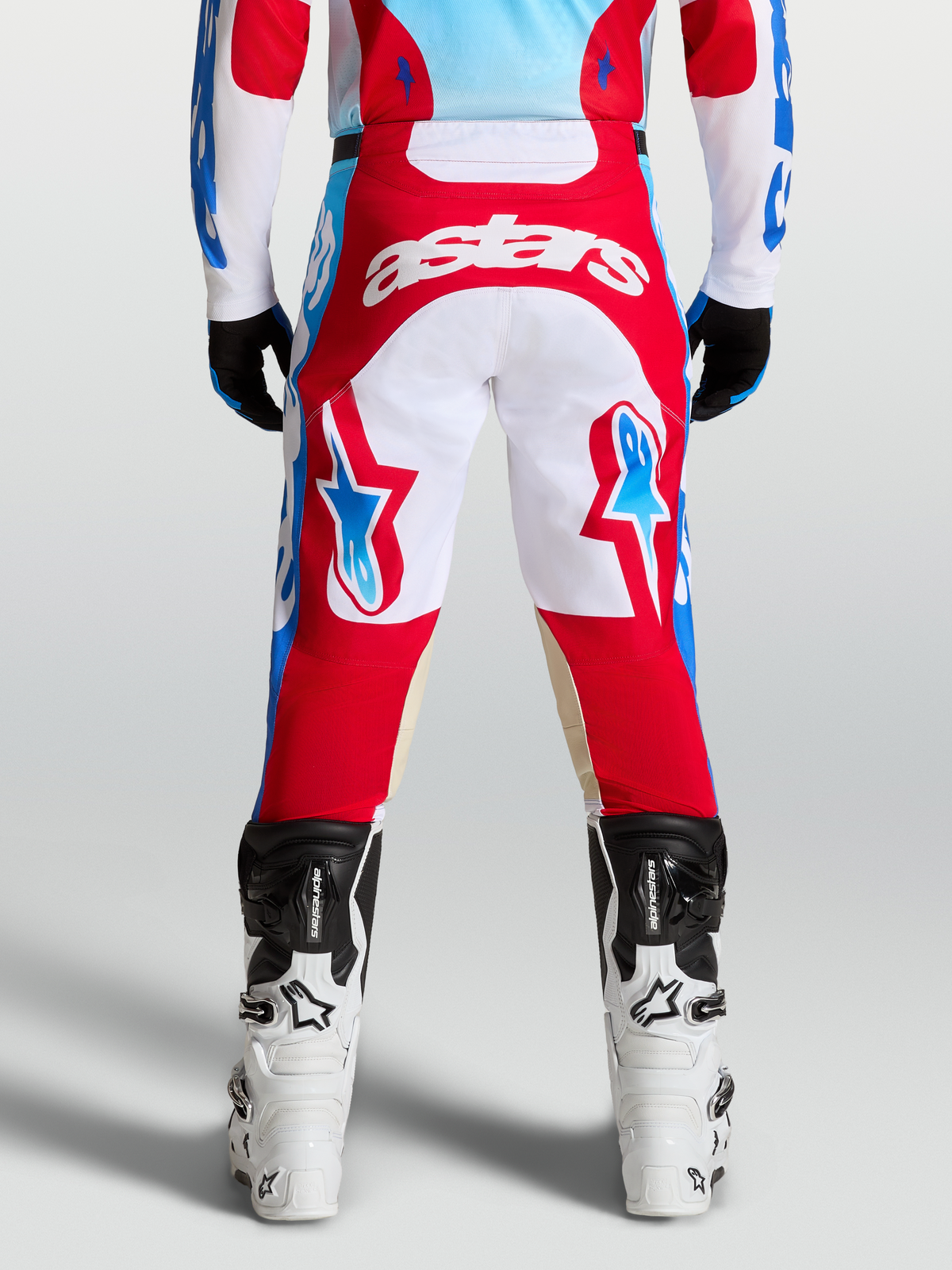 Alpinestars Pantaloni Racer Hunt, pantaloni motocross uomo rossi e bianchi, vista posteriore con dettagli blu, gambe pre-curvate e logo Astars