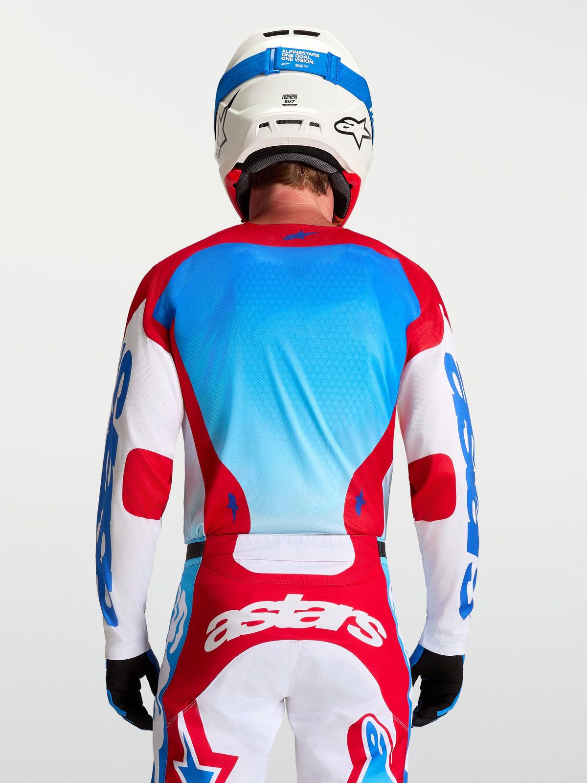 Alpinestars Maglia Racer Hunt, maglia motocross da uomo, rossa e blu, in tessuto tecnico traspirante, vista posteriore indossata da un modello