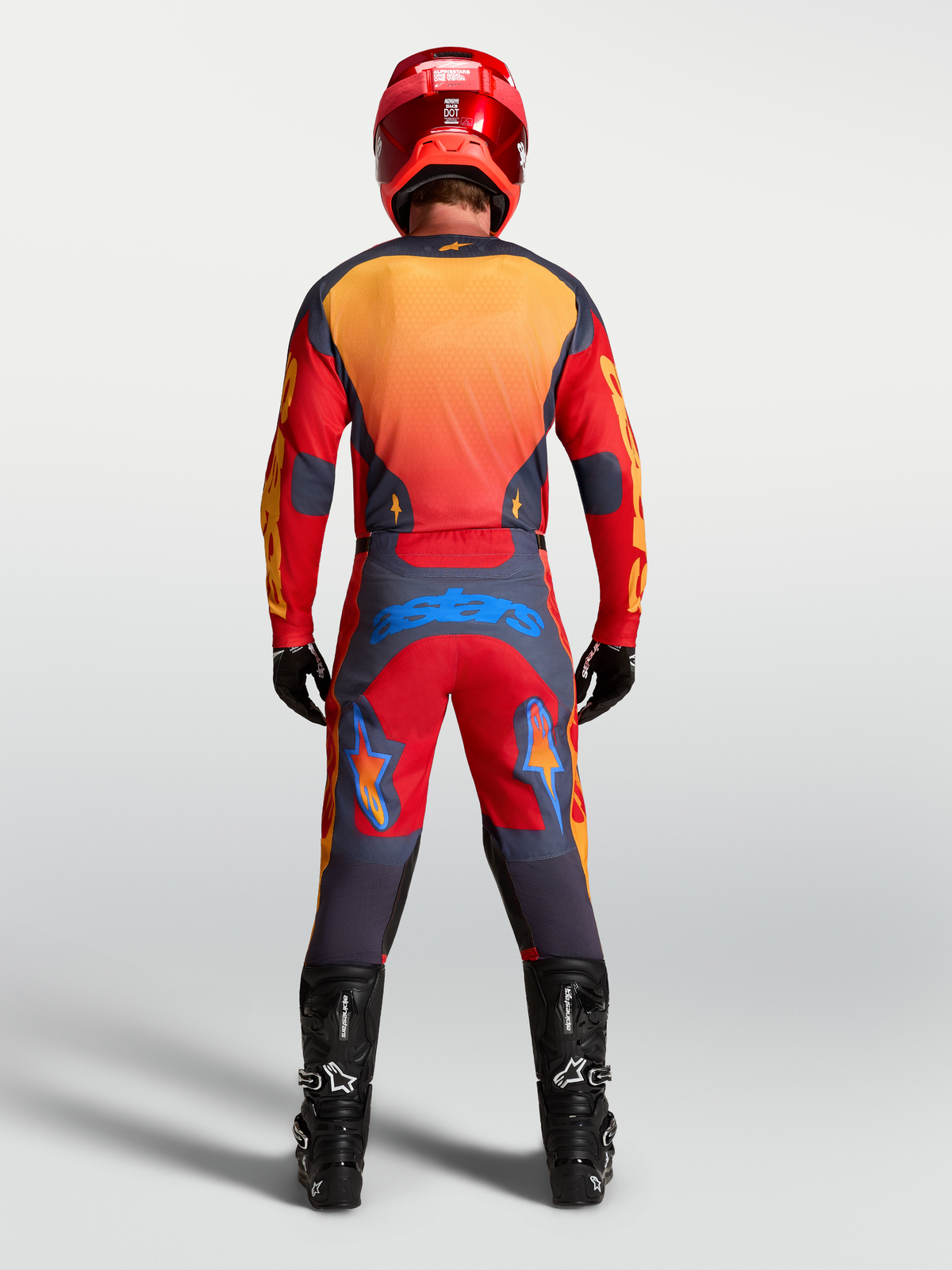 Alpinestars Racer Hunt gear set e pantaloni, completo da motocross da uomo, rosso e grigio, vista posteriore con vestibilità da gara