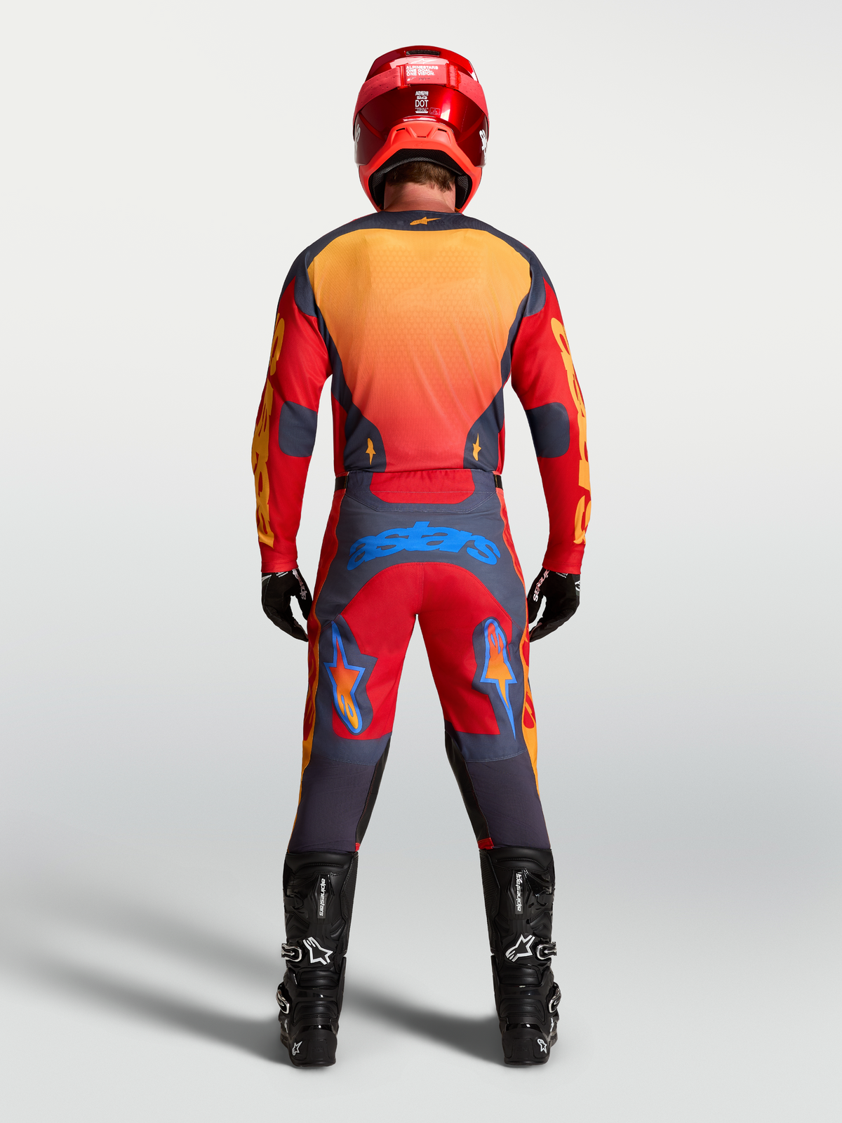 Maglia Alpinestars Racer Hunt, abbigliamento motocross da uomo rosso e grigio, tessuto traspirante, vista posteriore.
