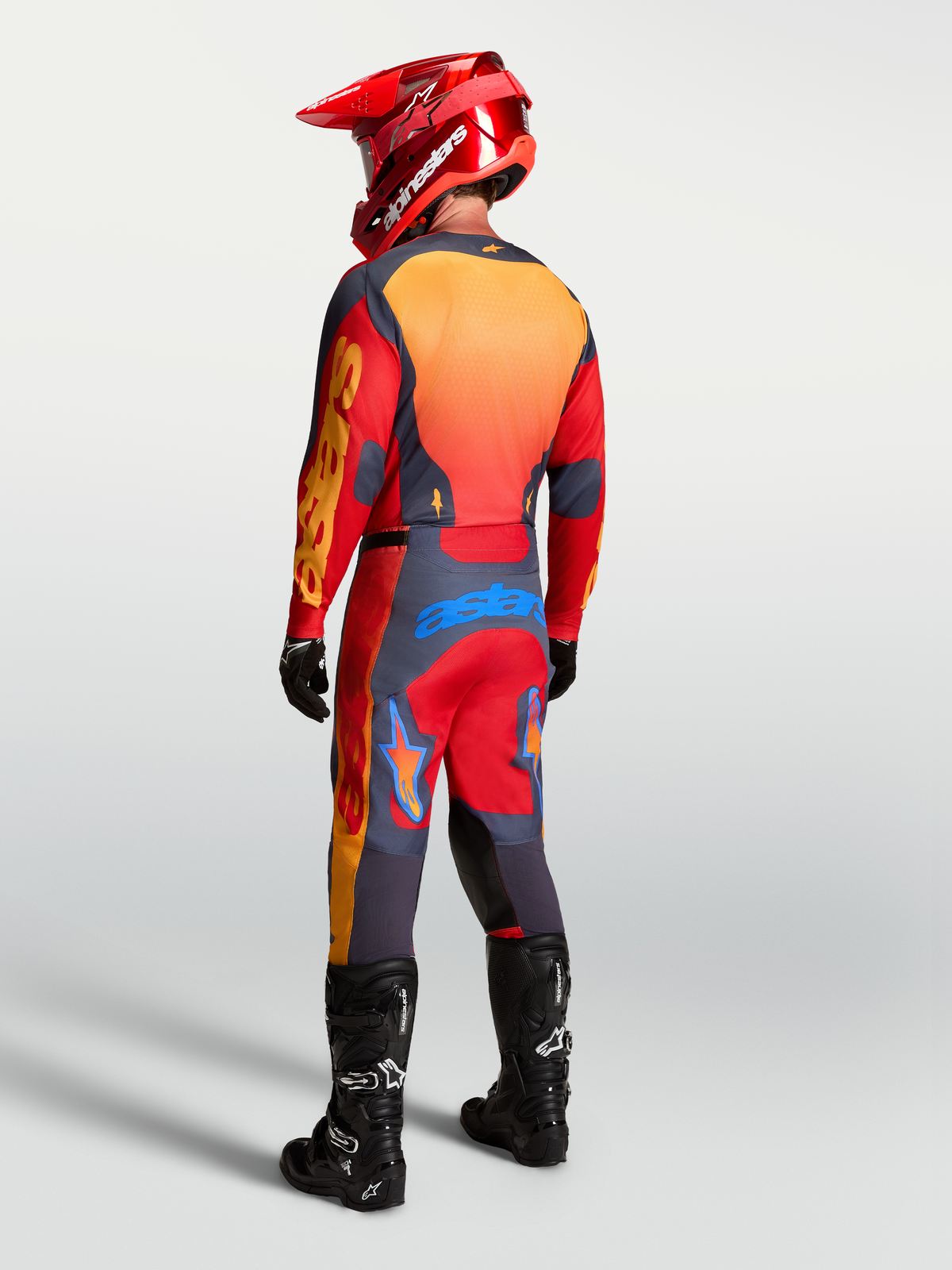 Alpinestars maglia Racer Hunt, maglia motocross da uomo rossa e grigia, vista posteriore con pannelli ventilati.