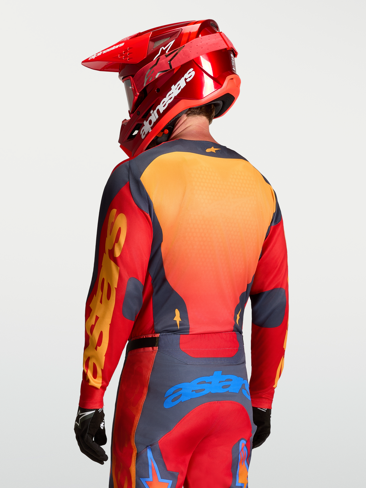 Alpinestars Maglia Racer Hunt, maglia da motocross da uomo, rosso fuoco e grigio, in tessuto traspirante, vista posteriore.