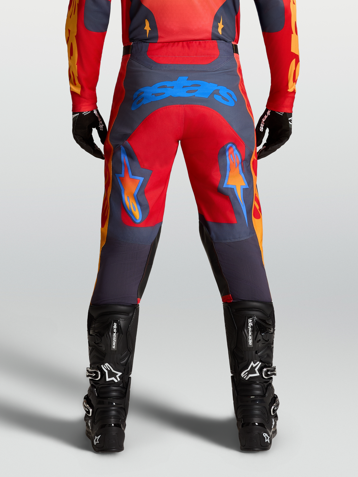Alpinestars Pantaloni Racer Hunt, pantaloni da motocross rosso fuoco e grigio, gambe pre-curvate e logo Astars blu sul retro