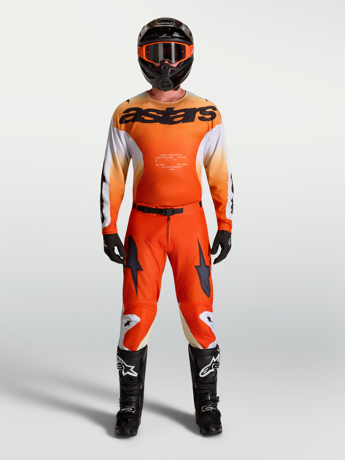 Alpinestars 2027 Racer Amber Gear Set AND Pantaloni Racer Amber 2027, completo motocross arancione e nero, vestibilità race precurvata in polyfabric 600D.