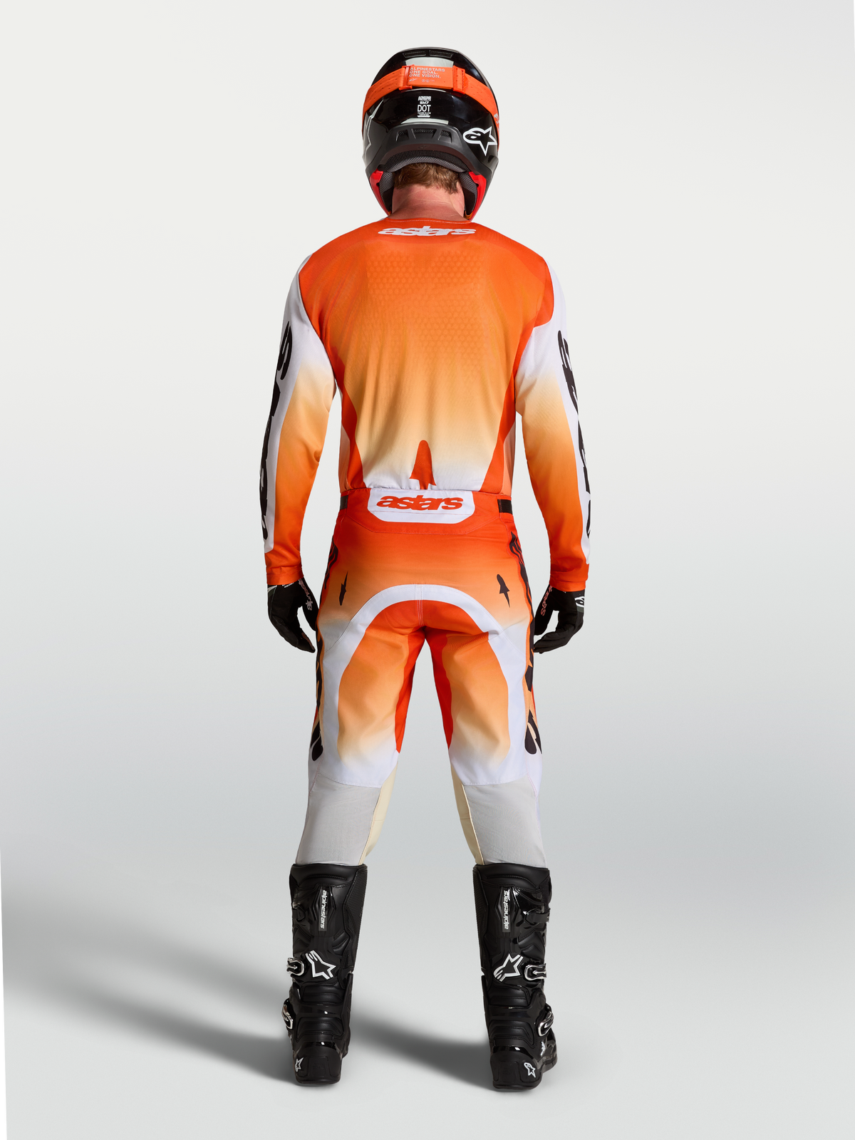 Alpinestars Maglia Racer Amber, maglia da motocross per uomo, vista posteriore su modello, arancione e bianca, tessuto tecnico traspirante, vestibilità ergonomica da gara per off-road.