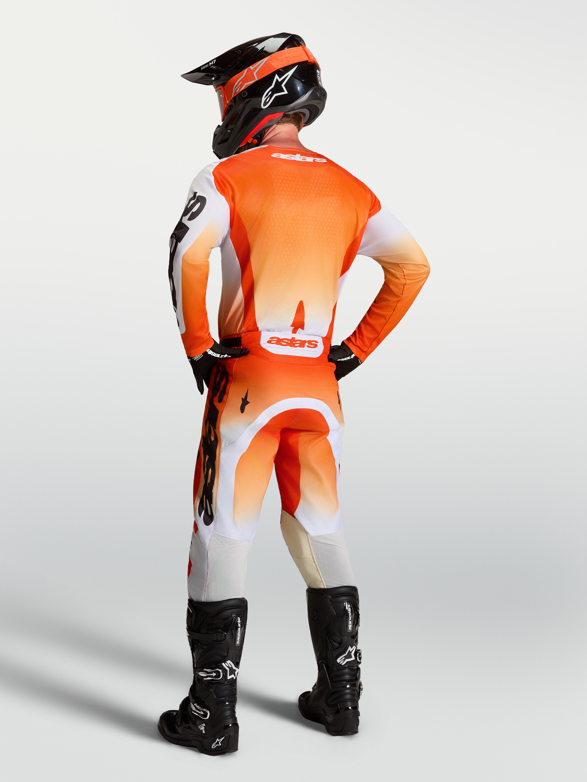 Alpinestars maglia Racer Amber, maglia motocross arancione e bianca, vista posteriore, in tessuto tecnico traspirante racing.