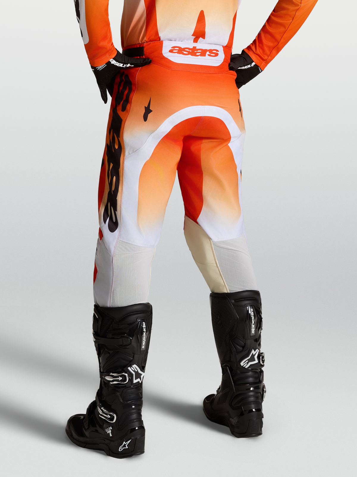 Alpinestars Pantaloni Racer Amber, pantaloni motocross da uomo, rosso e bianco con stivali neri, costruzione in polyfabric 600D durevole e vestibilità race pre-curvata
