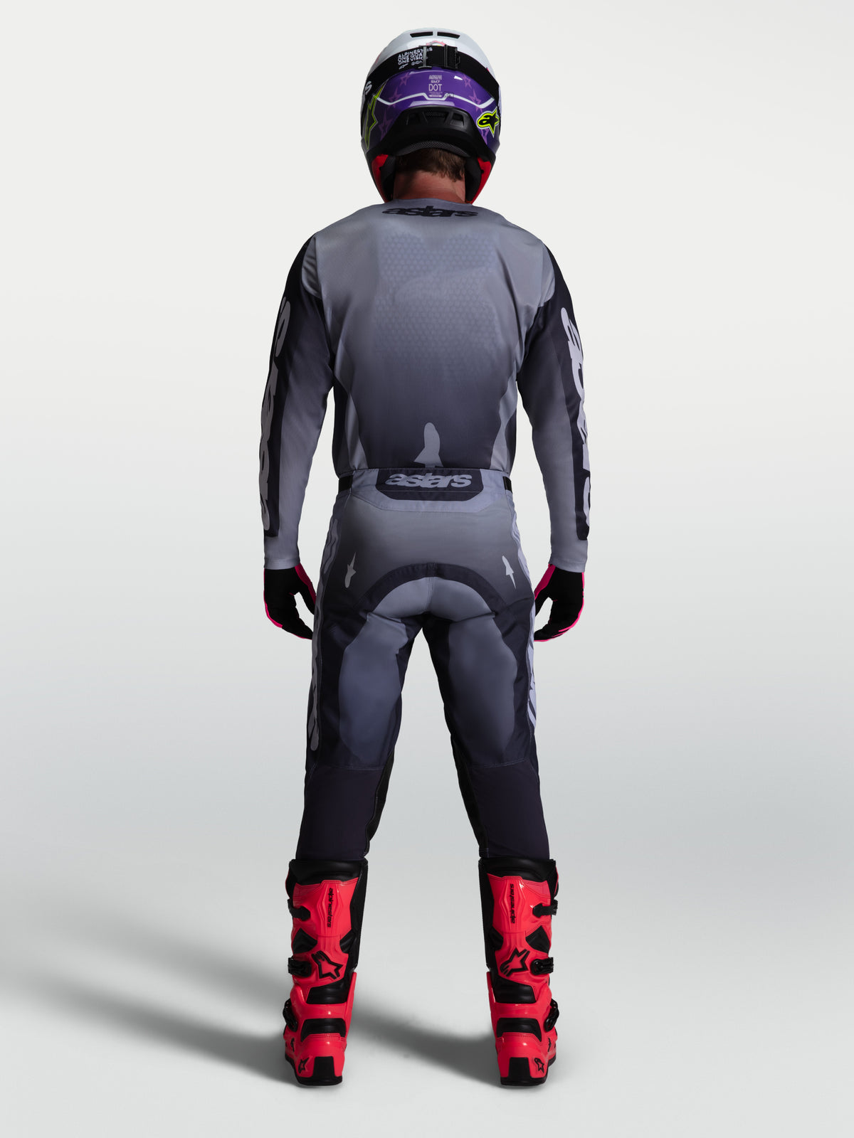 Alpinestars 2027 Racer Amber gear set, maglia e pantaloni motocross uomo, grigi e lilla, vista posteriore su modello.