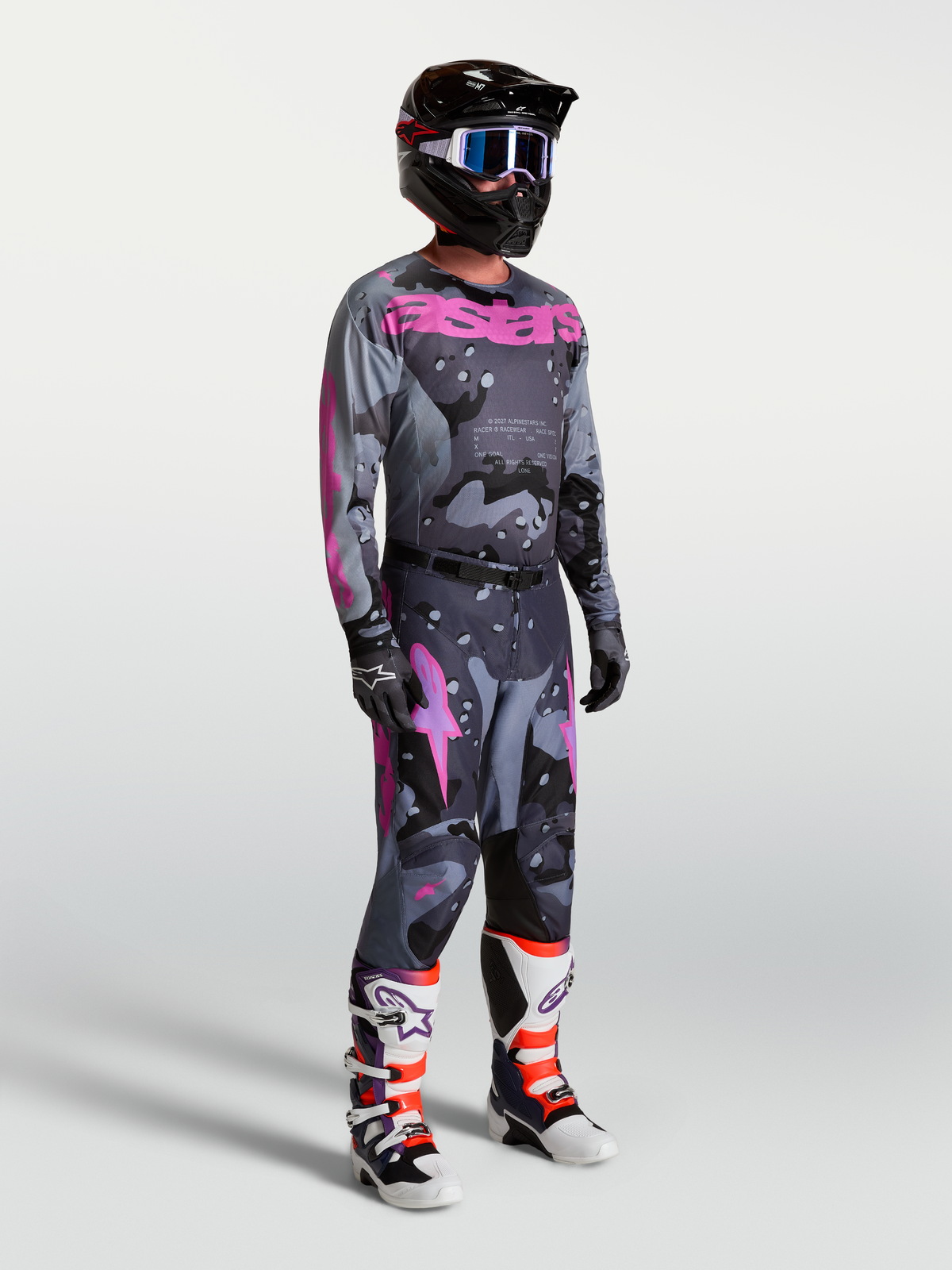 Alpinestars Maglia Racer Lone e Gear Set, completo motocross uomo grigio camo e viola con pantaloni e stivali coordinati.