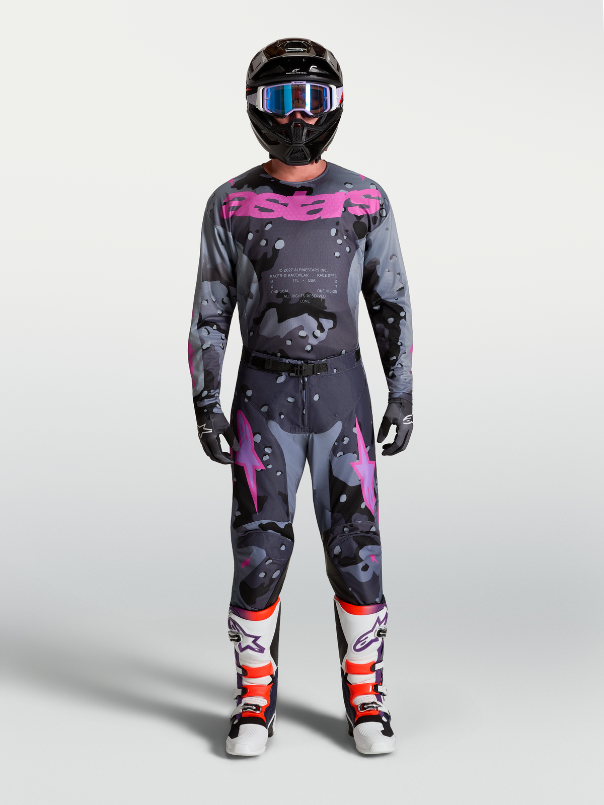 Alpinestars maglia Racer Lone, completo motocross da uomo grigio camo e viola con casco e stivali, abbigliamento off-road