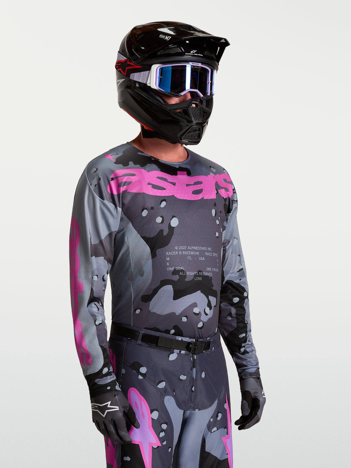 Alpinestars Maglia Racer Lone, maglia motocross da uomo, grigio camouflage e viola, con kit MX completo per guida off-road.