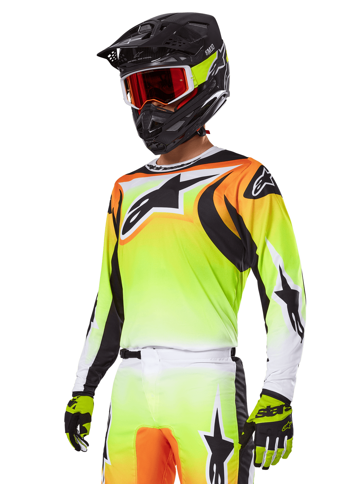 Pilota di motocross con completo Alpinestars 2025 Fluid Wurx, maglia con sfumatura gialla e arancione con dettagli neri e grandi loghi a stella, pantaloni da motocross coordinati, casco integrale nero con maschera a lenti rosse e guanti gialli, outfit ad alte prestazioni per competizioni off-road