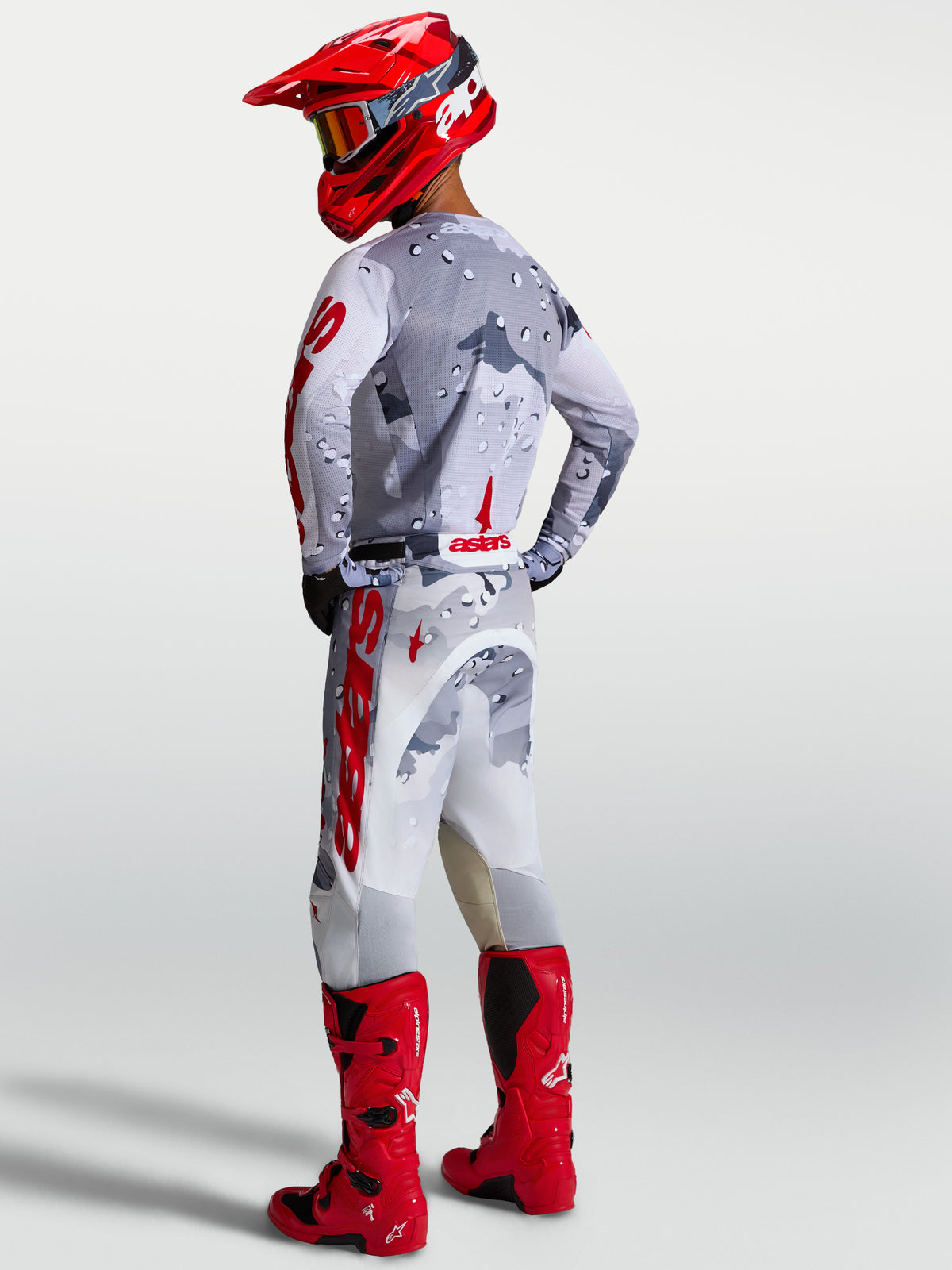 Alpinestars maglia Racer Air Lone, maglia motocross da uomo, grigio camo e rosso, in mesh traspirante, vista posteriore.