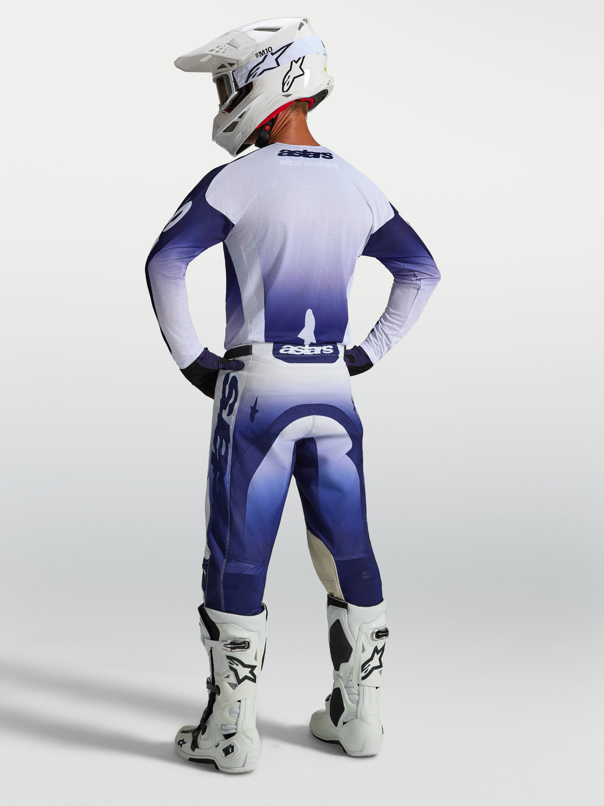 Alpinestars Maglia Racer Air Amber e Gear Set, completo motocross in mesh blu e bianco, vista posteriore su modello.