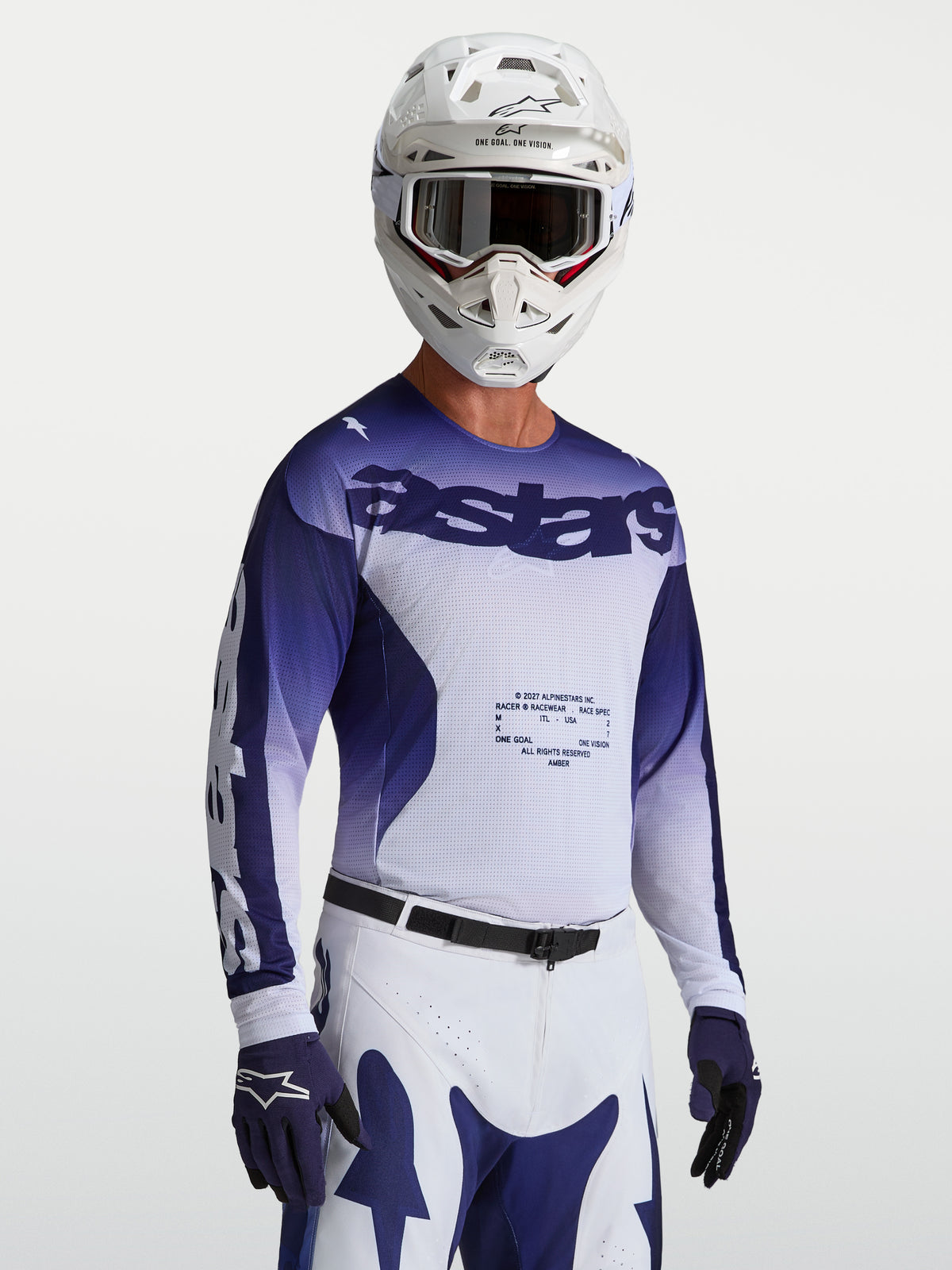 Alpinestars Maglia Racer Air Amber, maglia da motocross da uomo, blu e bianca, costruzione in mesh ventilato per un elevato flusso d'aria, indossata da un pilota con casco