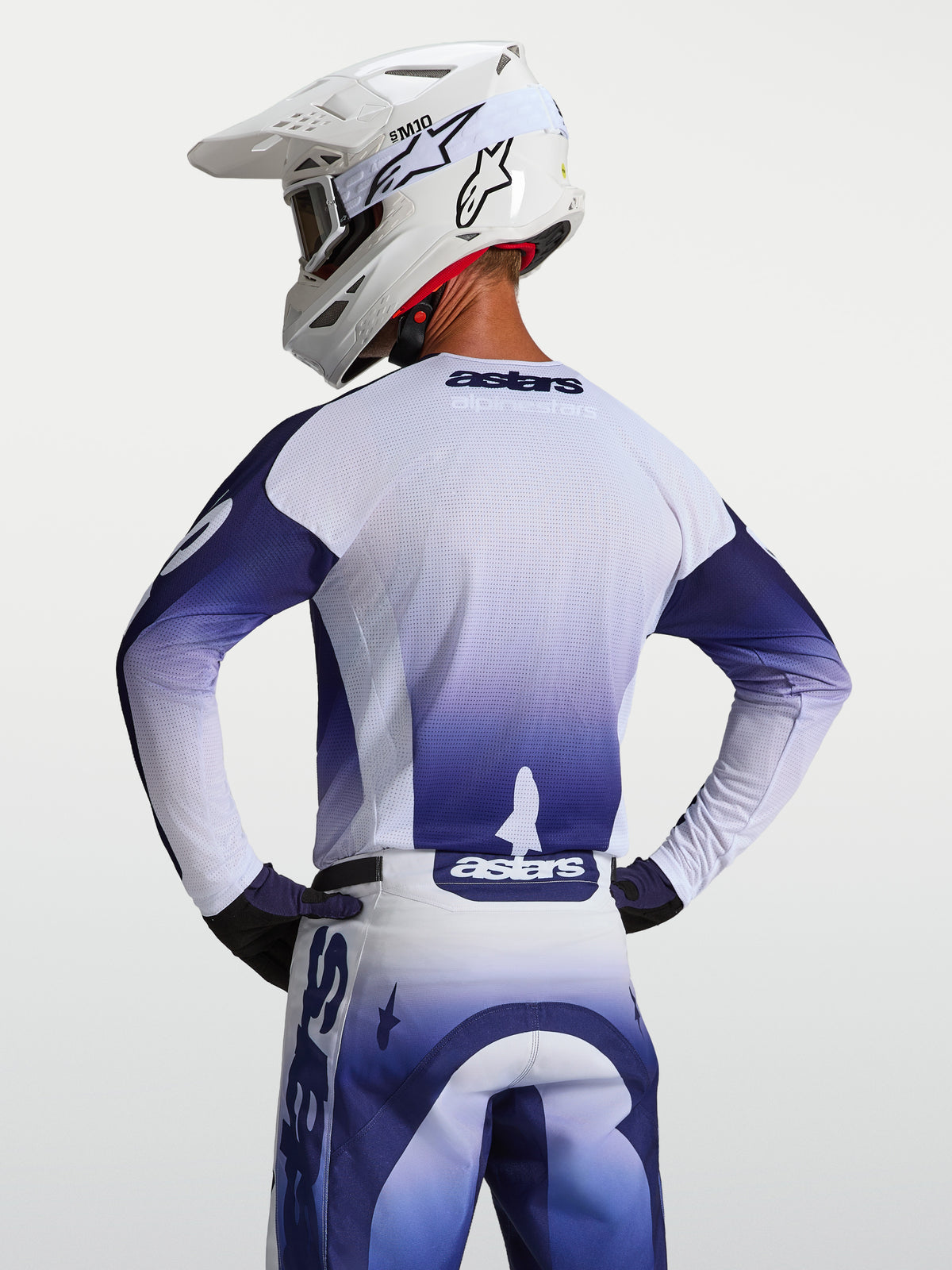 Alpinestars Maglia Racer Air Amber, maglia da motocross da uomo blu e bianca, vista posteriore con mesh ventilato.