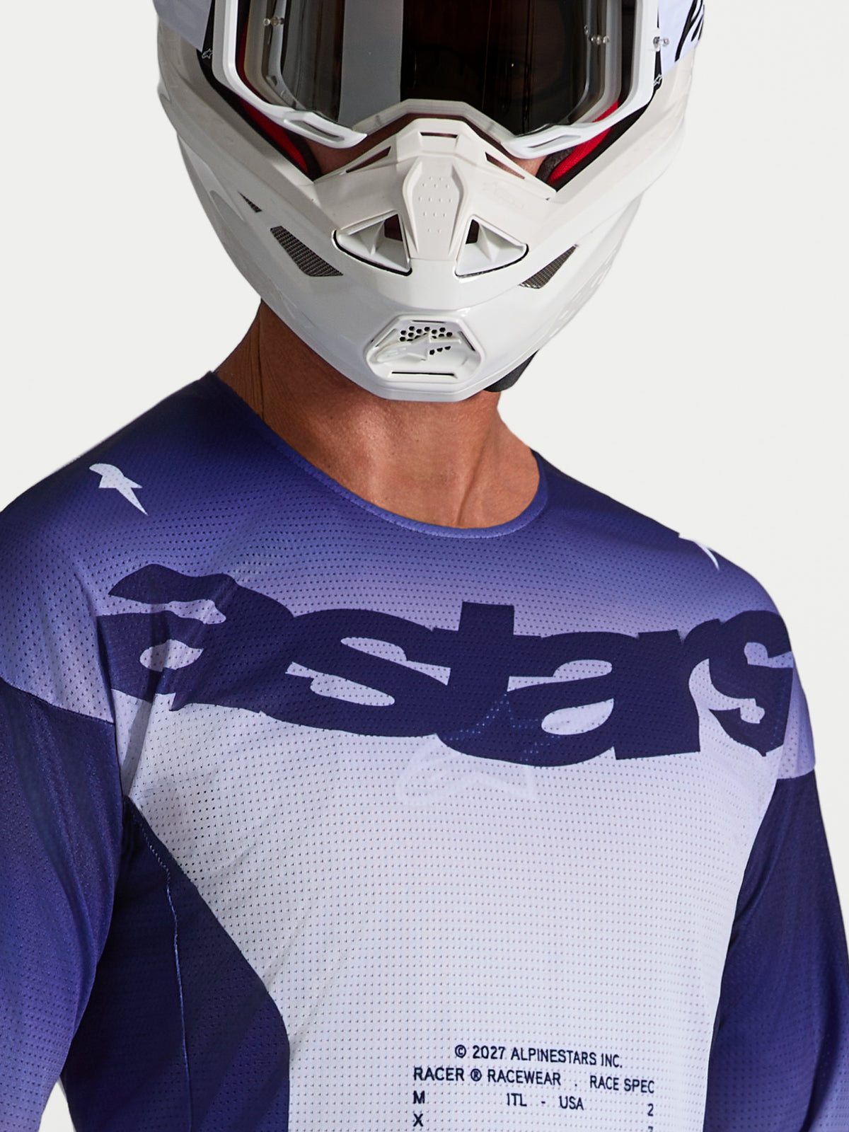 Alpinestars Maglia Racer Air Amber, maglia da motocross da uomo, blu e bianca, in mesh traspirante con logo astars, indossata con casco da cross, ideale per racing off-road