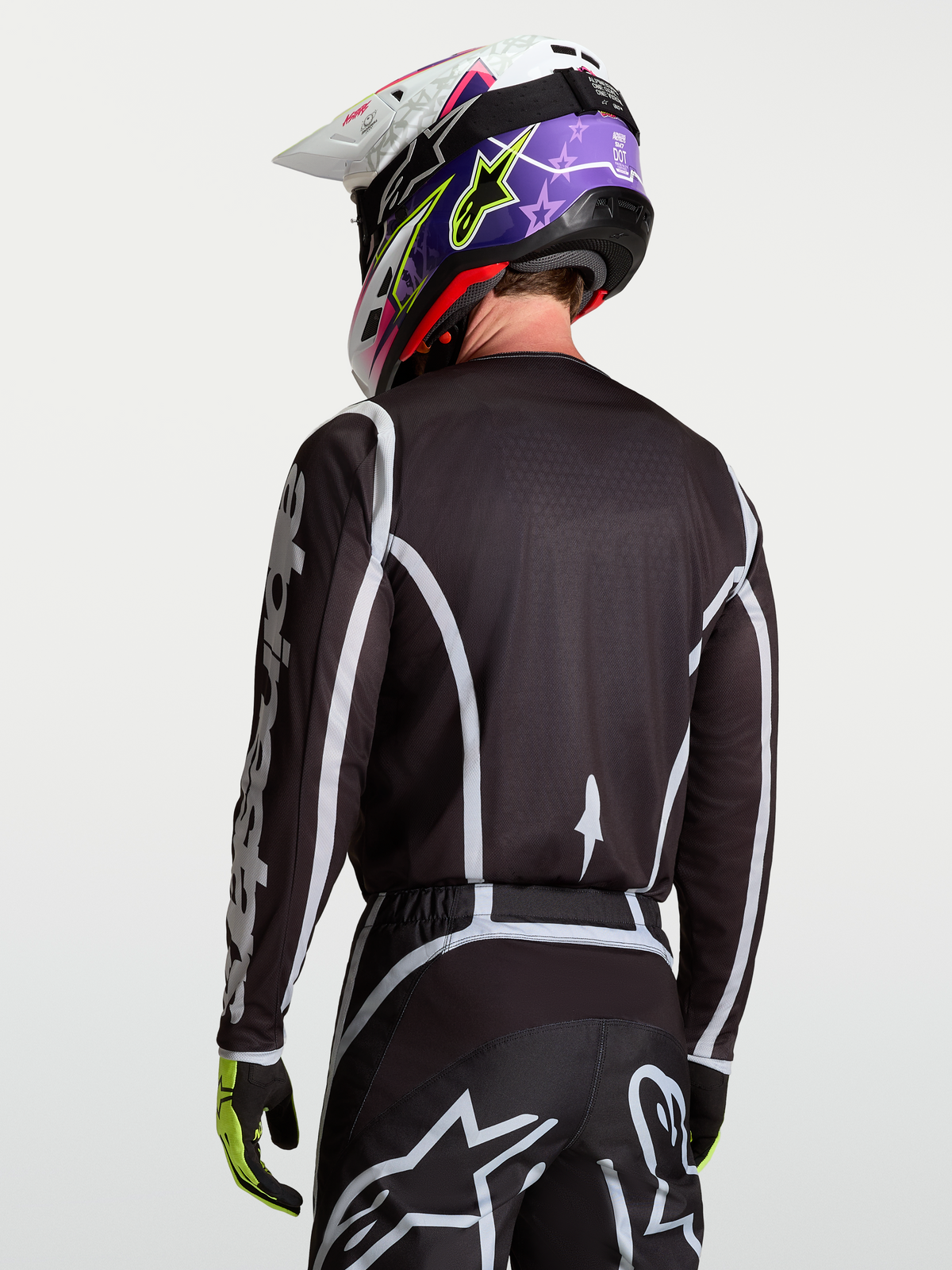 Alpinestars Maglia Fluid Apex V2, maglia da motocross e off-road da uomo, nero e argento, vista posteriore su modello, tessuto traspirante anti-umidità