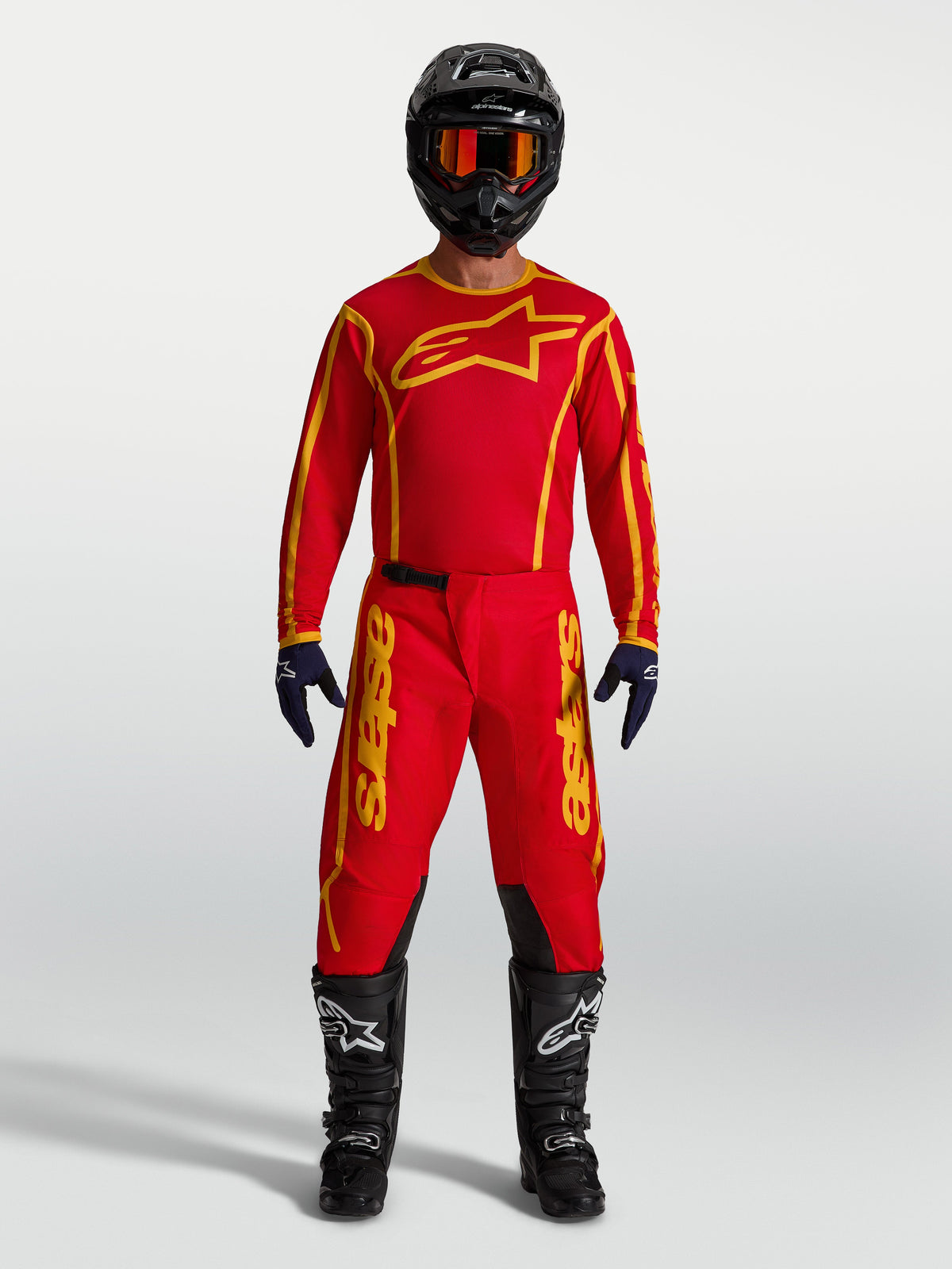 Alpinestars Maglia Fluid Apex V2 AND Fluid Apex V2 Gear Set, completo motocross rosso e oro su modello con kit completo.