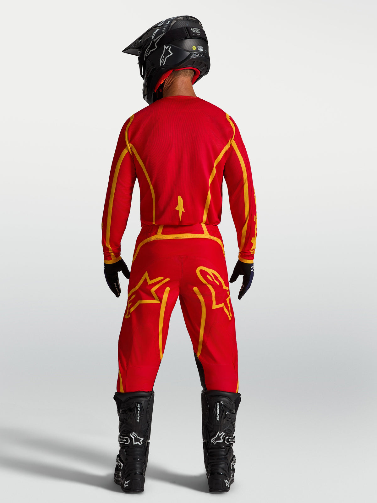Alpinestars Maglia Fluid Apex V2, maglia da motocross da uomo, rosso e oro, vista posteriore, tessuto tecnico traspirante.