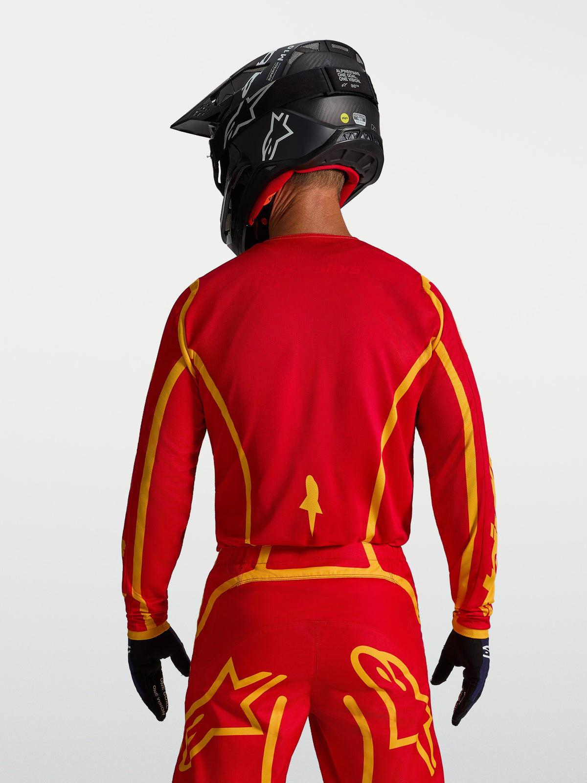 Maglia Alpinestars Fluid Apex V2 da uomo, rossa e oro, vista posteriore da motocross con taglio ergonomico e traspirante