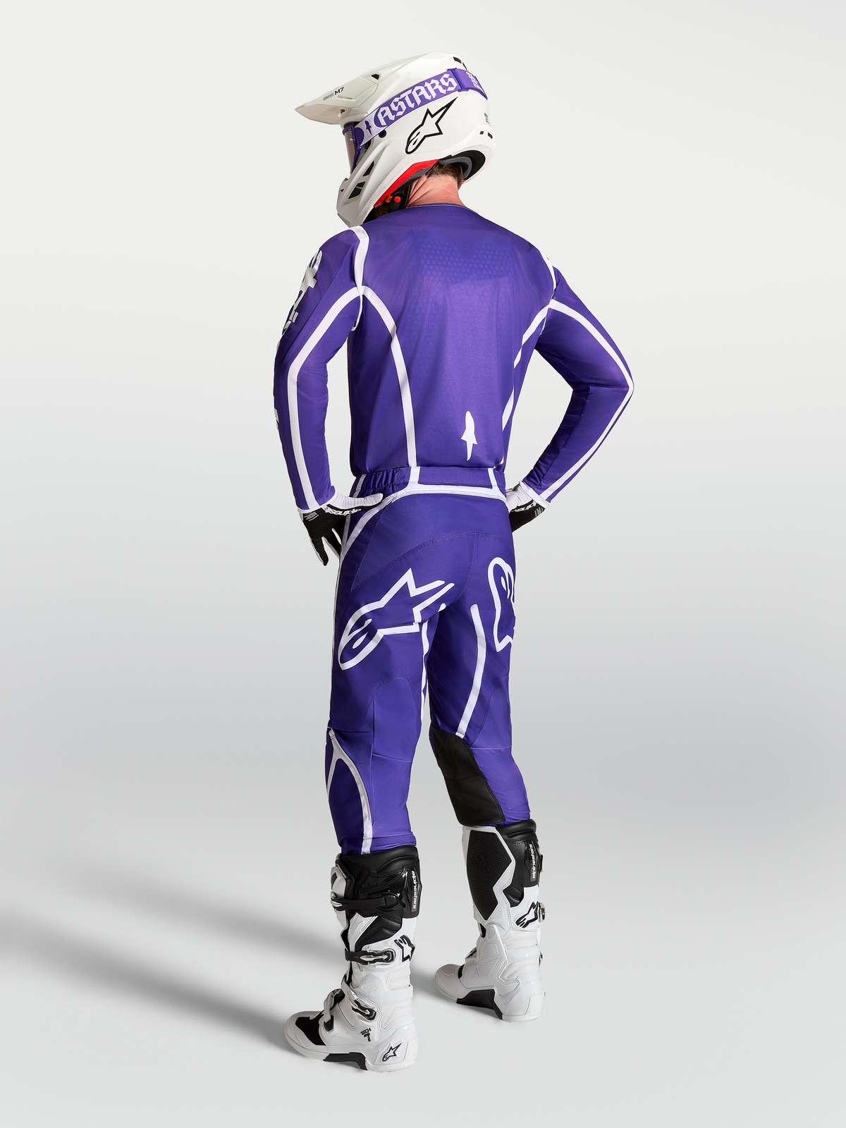 Alpinestars Maglia Fluid Apex V2, maglia da motocross da uomo, blu scuro e bianca, vista posteriore con vestibilità atletica, design leggero e traspirante per guida fuoristrada.