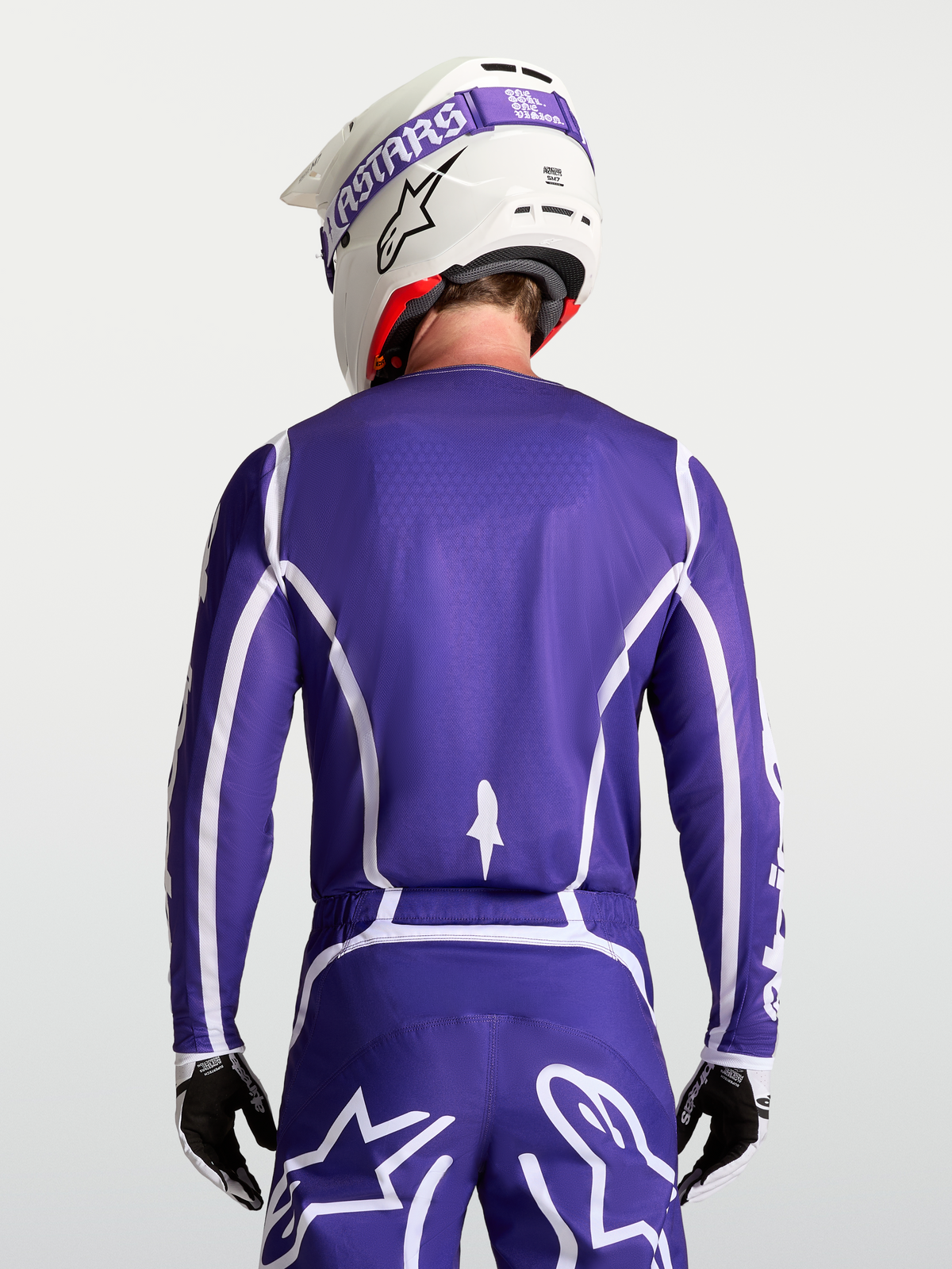 Alpinestars Maglia Fluid Apex V2, maglia da motocross per uomo, blu intenso e bianca, vista posteriore con pantaloni coordinati, abbigliamento tecnico off-road traspirante