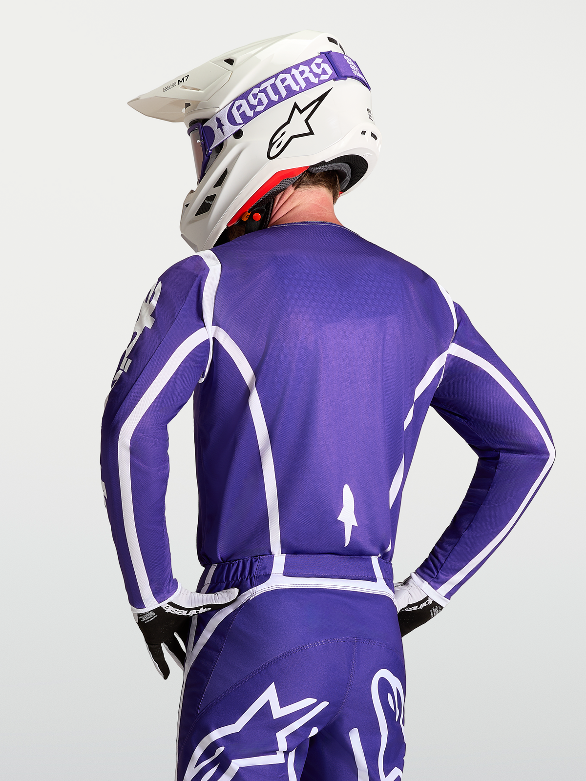 Alpinestars Maglia Fluid Apex V2, maglia da motocross per uomo, blu profondo e bianco, traspirante e leggera, indossata con casco e guanti coordinati, ideale per fuoristrada e MX