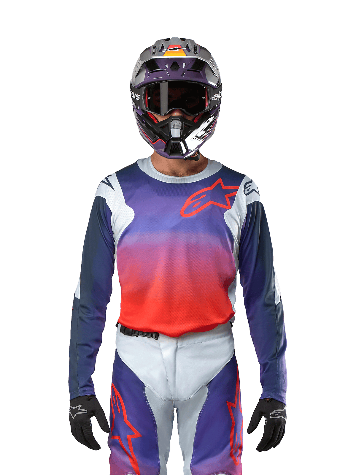 Alpinestars Racer Hoen Jersey 2024, maglia da motocross in grigio chiaro, arancione acceso e nero, indossata da un pilota con equipaggiamento coordinato, caratterizzata da una vivace sfumatura di colore e dal logo a stella Alpinestars sul petto, progettata per prestazioni fuoristrada