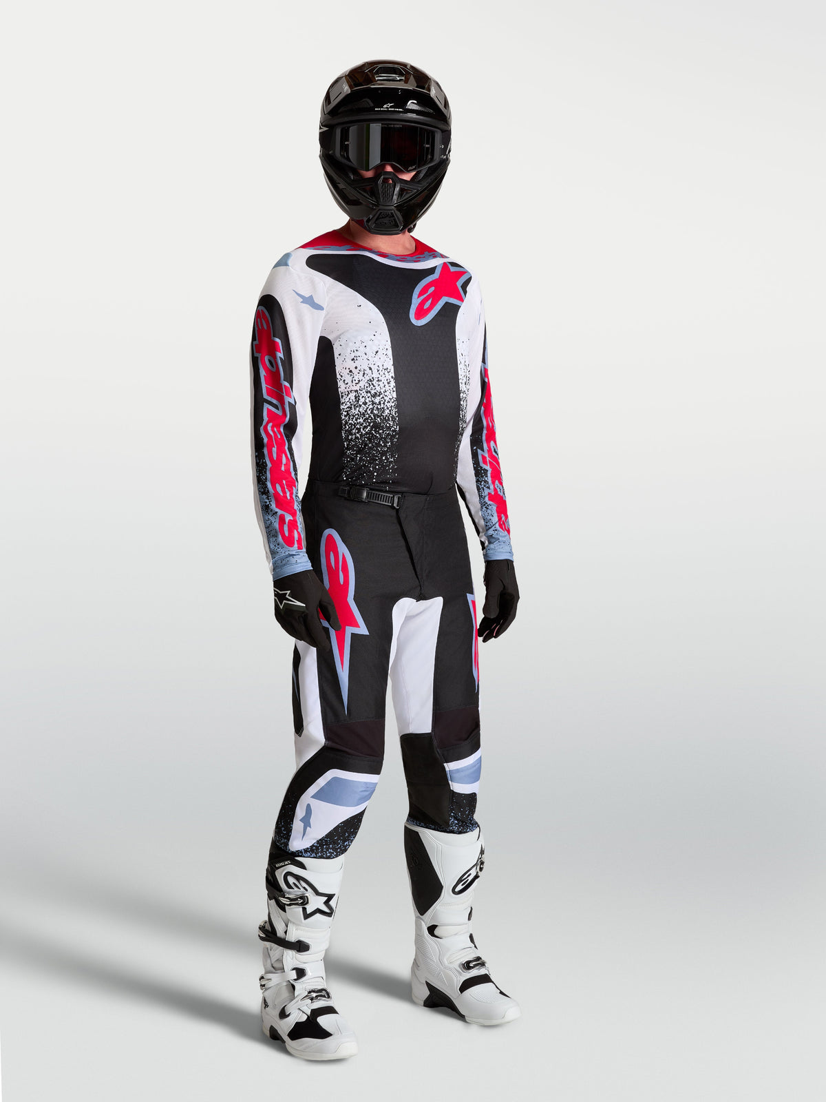 Alpinestars Fluid Drag Gear Set, completo da motocross per uomo, nero, bianco e rosso, maglia e pantaloni coordinati con grafiche vivaci e stivali bianchi, equipaggiamento racing per prestazioni off-road