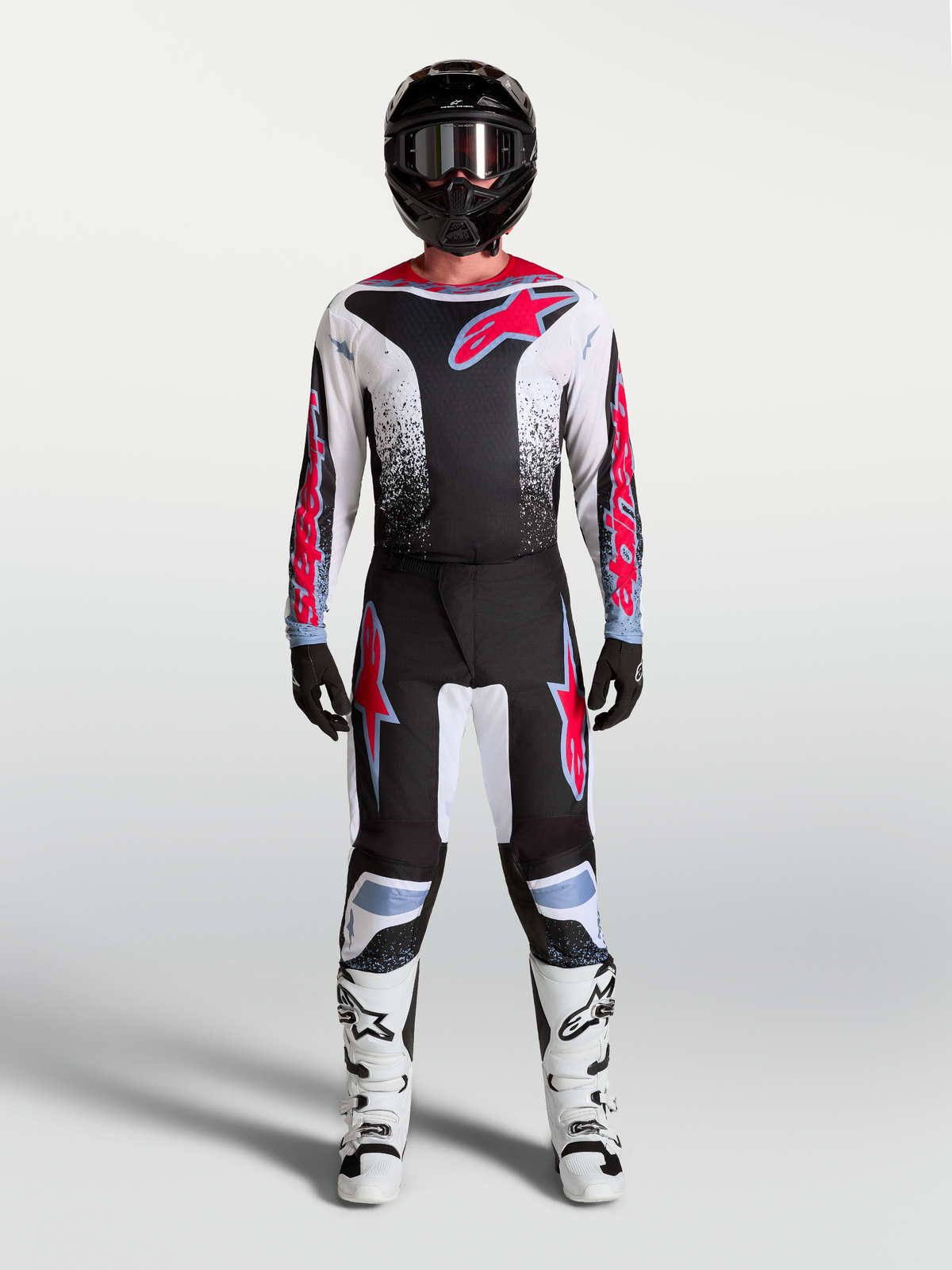 Alpinestars Maglia Fluid Drag e Fluid Drag Gear Set, kit da motocross nero e bianco con grafiche rosse per prestazioni fuoristrada, maglia a maniche lunghe e pantaloni coordinati.
