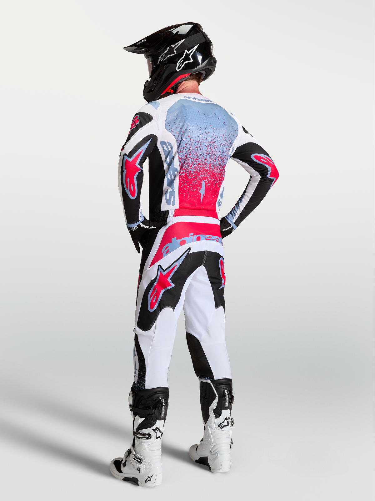 Alpinestars Maglia Fluid Drag, maglia da motocross da uomo, nera e rossa fluo, traspirante, vista posteriore su modello.