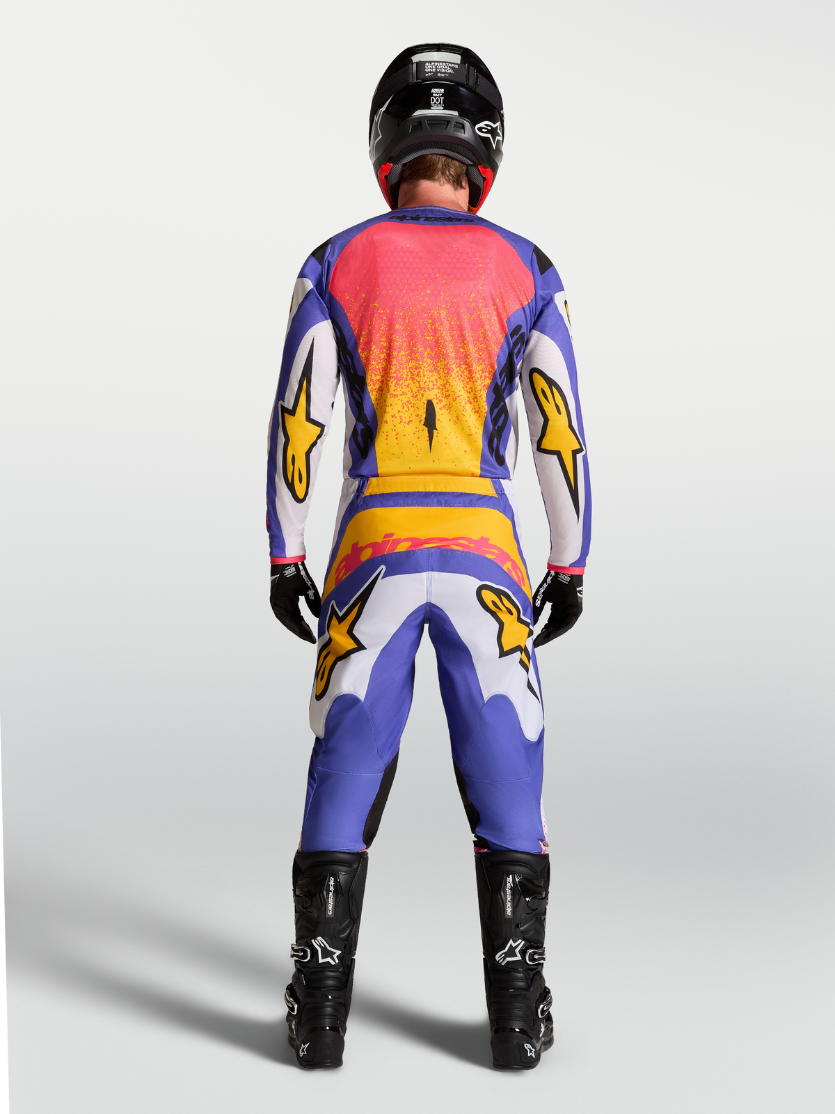 Alpinestars Pantaloni Fluid Drag e Completo Fluid Drag, abbigliamento da motocross da uomo, lilla, blu iris e oro, vista posteriore su modello con kit coordinato