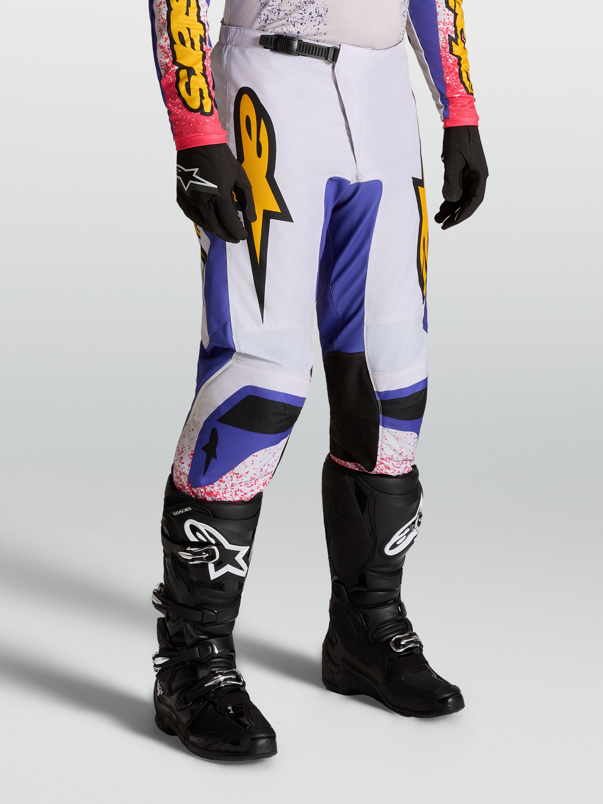 Alpinestars Pantaloni Fluid Drag, pantaloni motocross da uomo, lilla chiaro, blu e dettagli oro, design sport fit ergonomico.